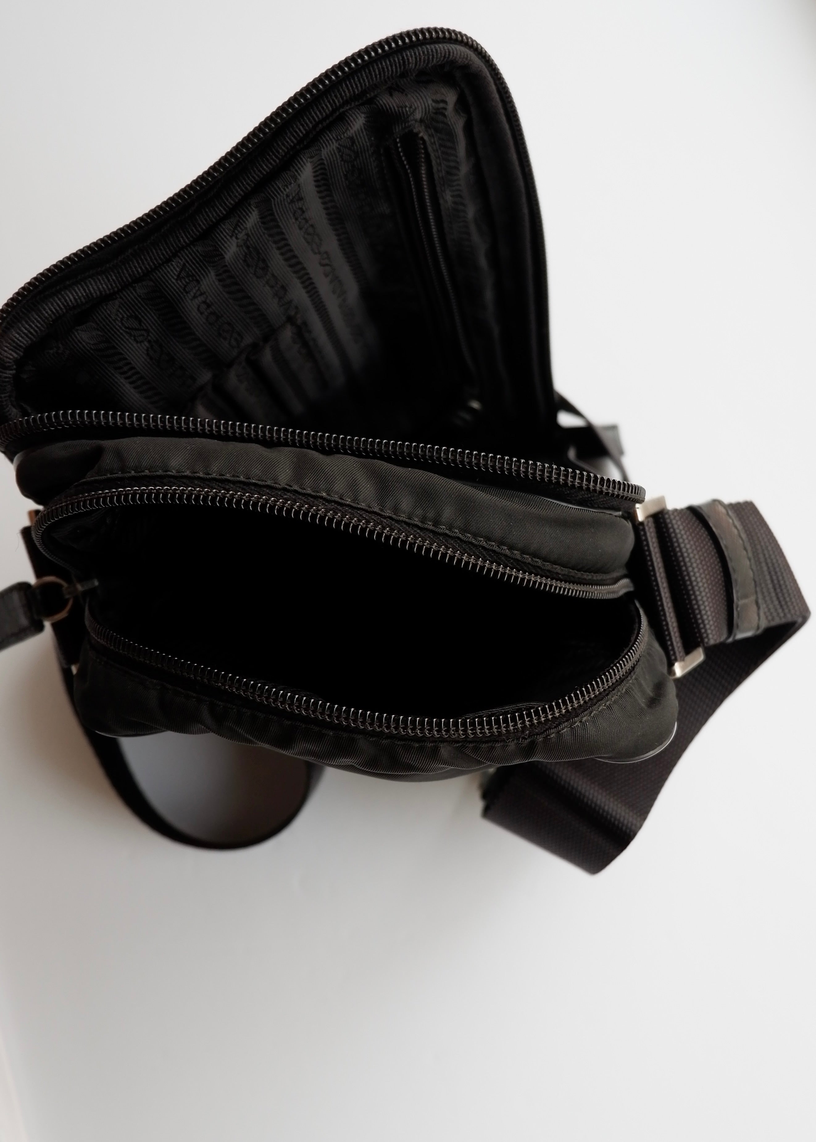 Sac bandoulière Prada en nylon noir authentique d'occasion