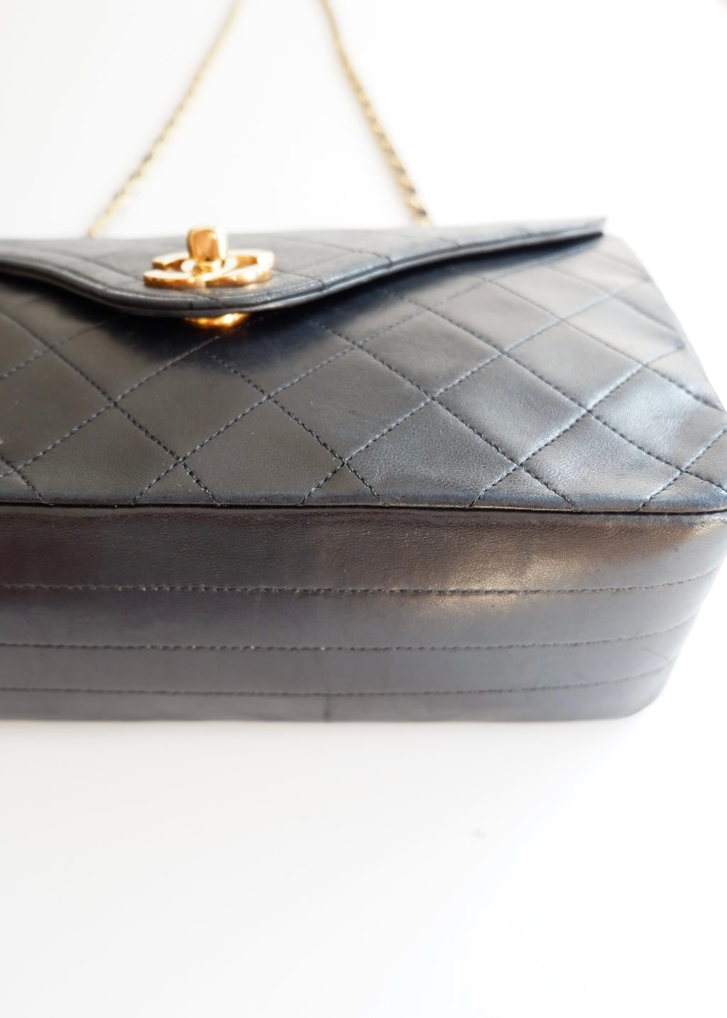 Authentique sac Chanel vintage d'occasion en agneau noir à rabat simple avec quincaillerie dorée