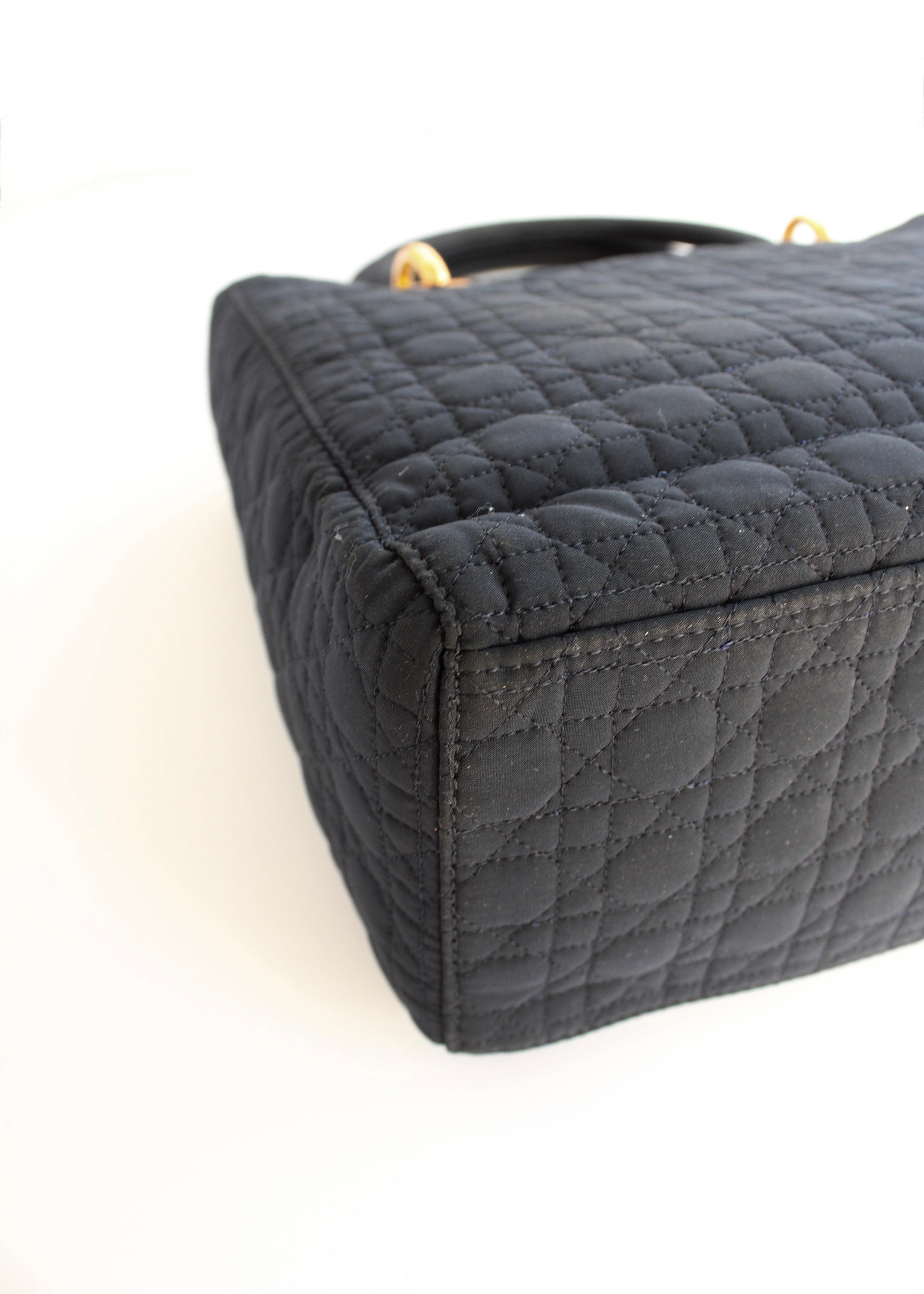Sac à main Christian Dior Lady Dior Medium en toile bleu marine, d'occasion authentique, avec accastillage doré