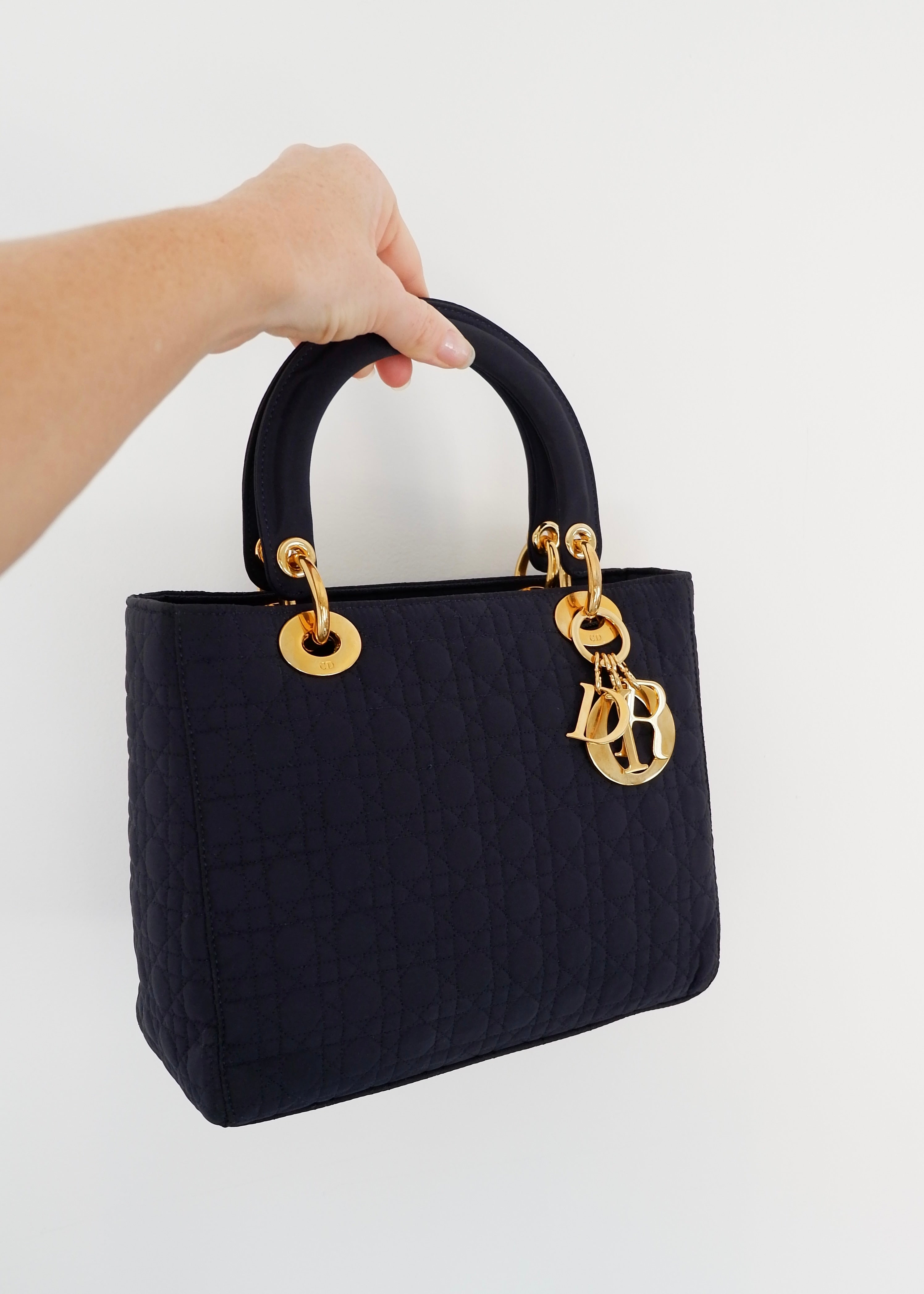 Sac à main Christian Dior Lady Dior Medium en toile bleu marine, d'occasion authentique, avec accastillage doré