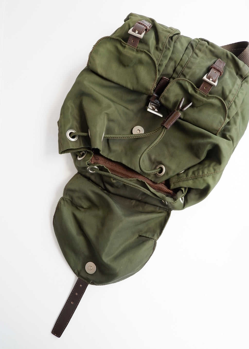Sac à dos Prada en nylon vert authentique d'occasion