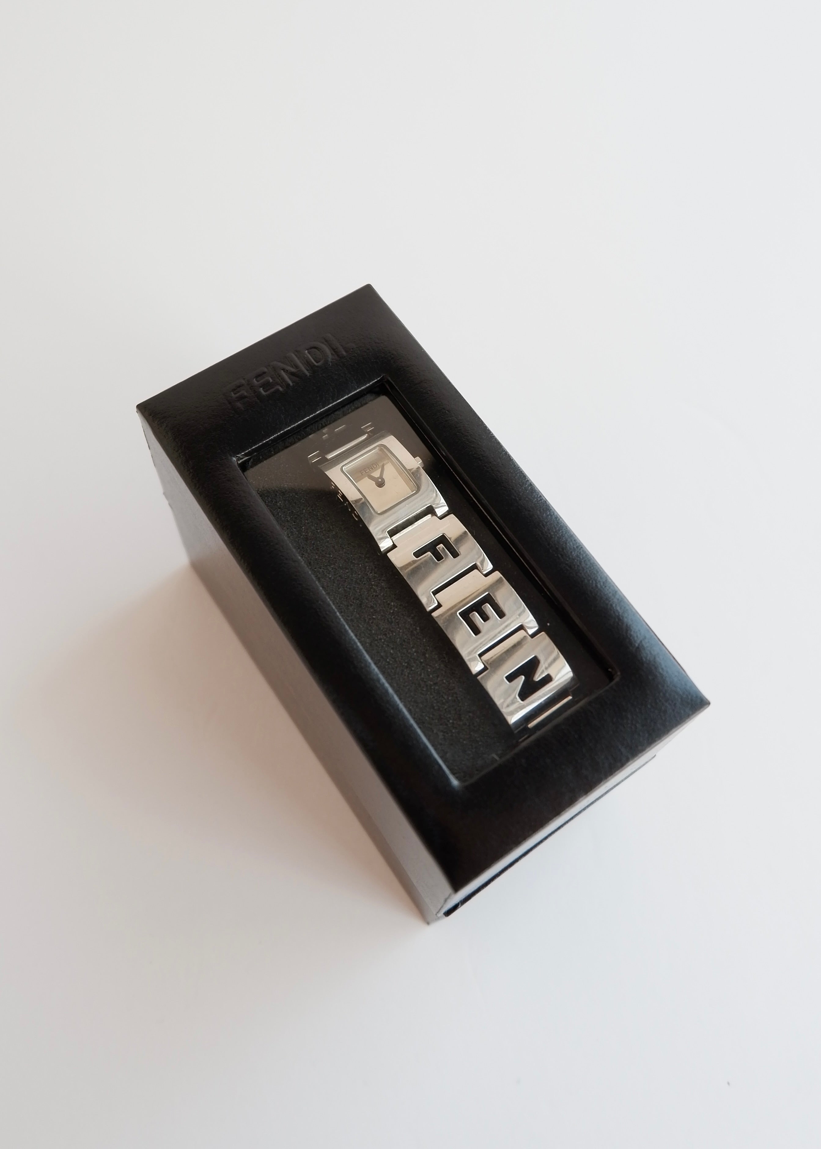 Preowned Fend Silver Stainless Steel FENDI Logo Watch