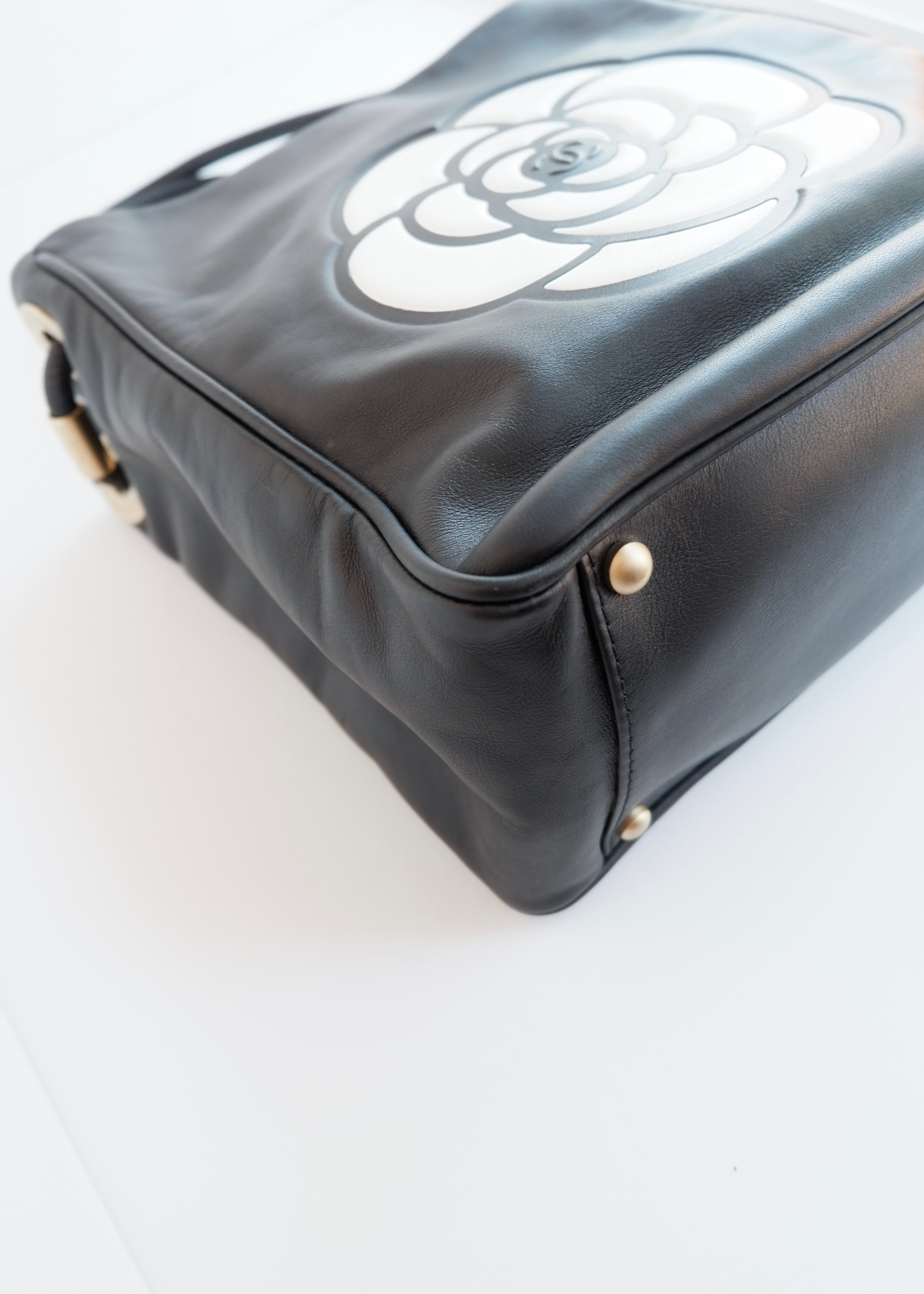 Preowned Chanel Black Leather Camellia Logo Tote Shoulder Bag