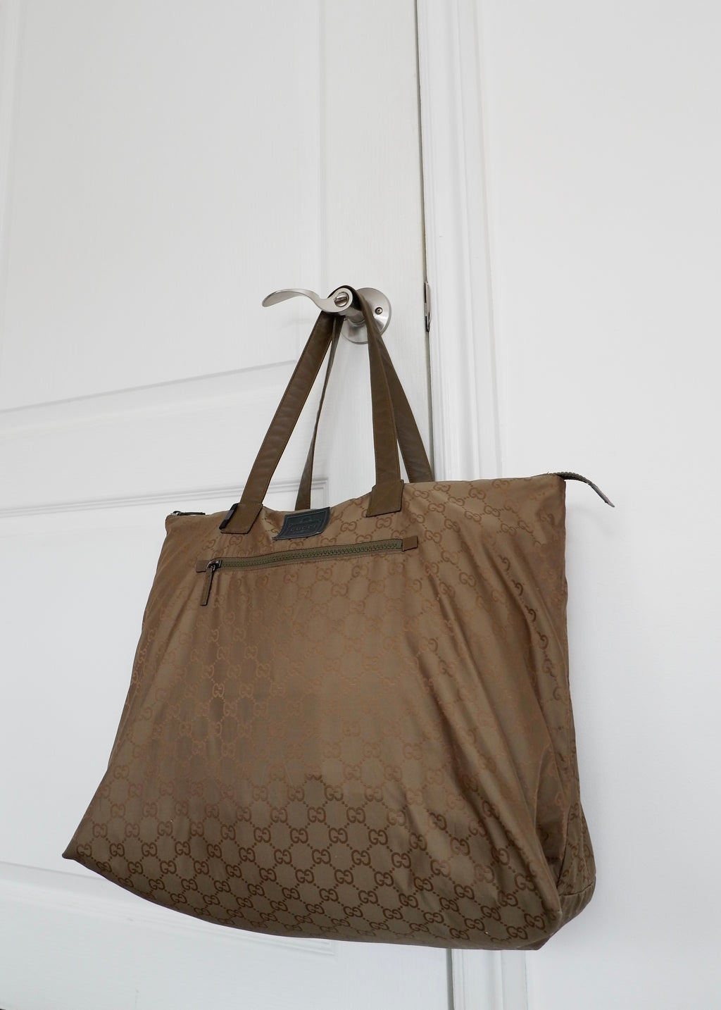 Authentique Sac de Voyage Extra Large Gucci en Nylon Vert Olive Léger Imprimé GG d'occasion