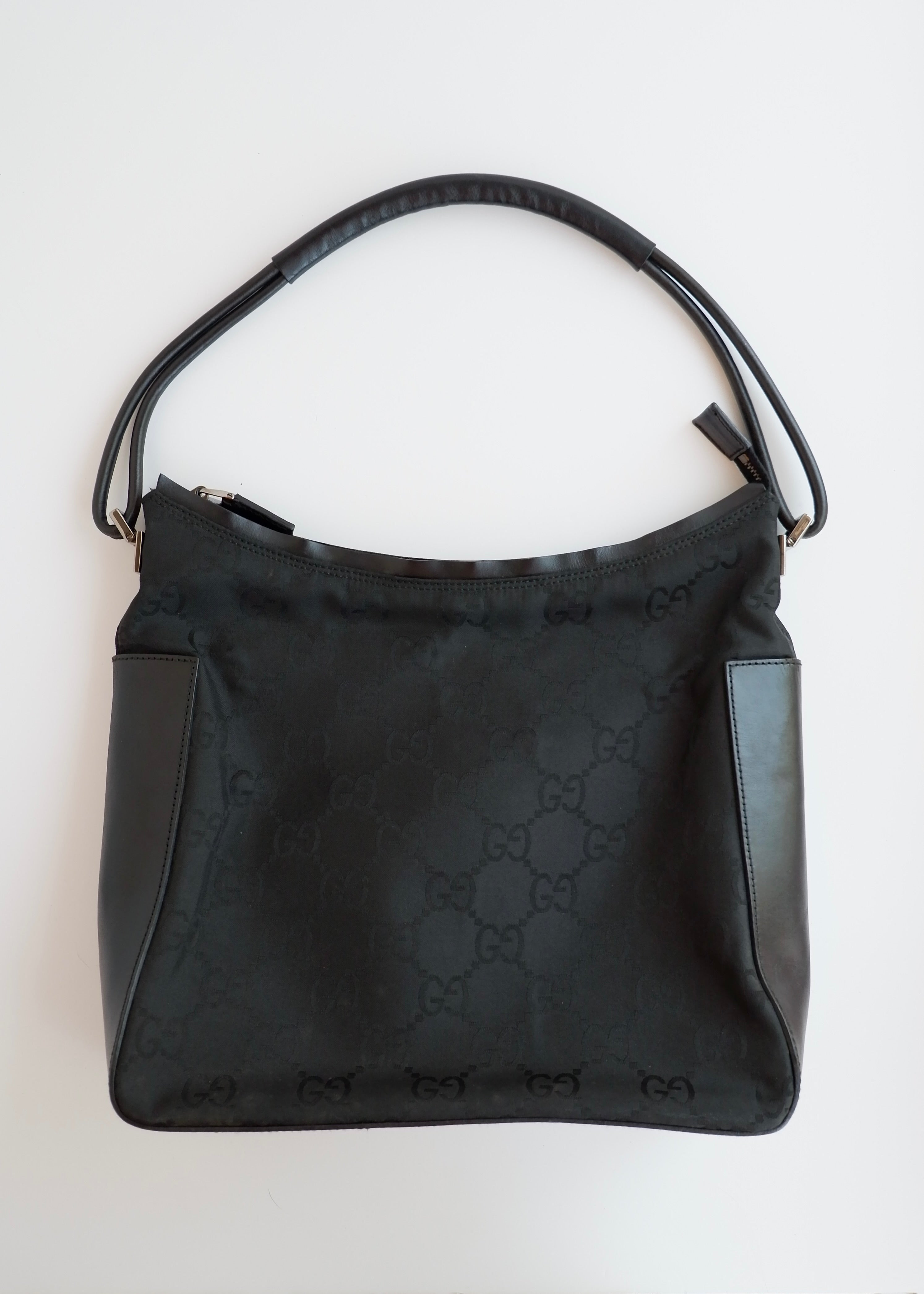 Sac bandoulière Gucci authentique d'occasion en toile/cuir noir imprimé GG