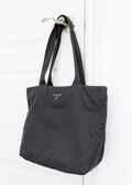 Sac cabas Prada authentique d'occasion en nylon noir à longue bandoulière