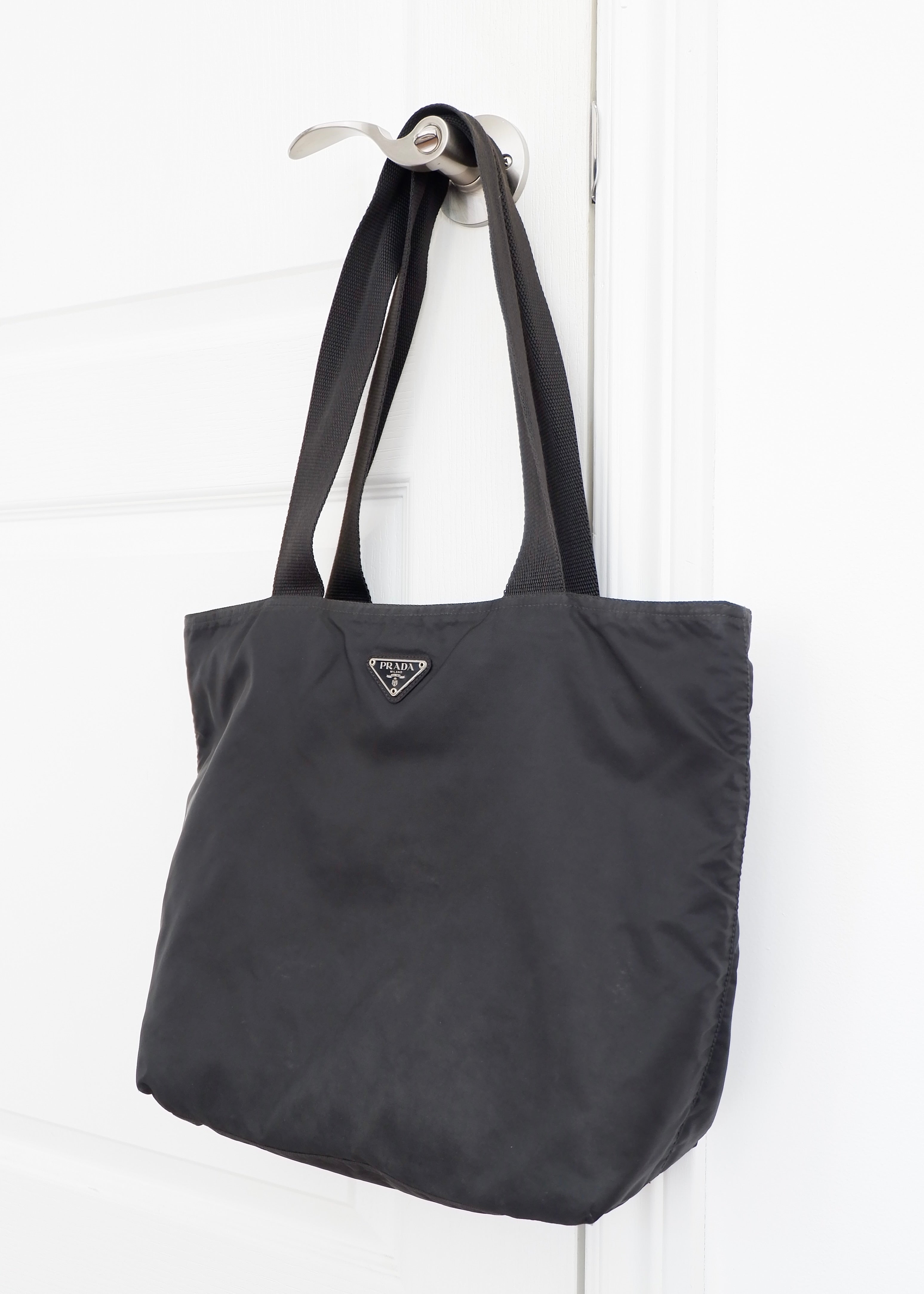 Sac cabas Prada authentique d'occasion en nylon noir à longue bandoulière
