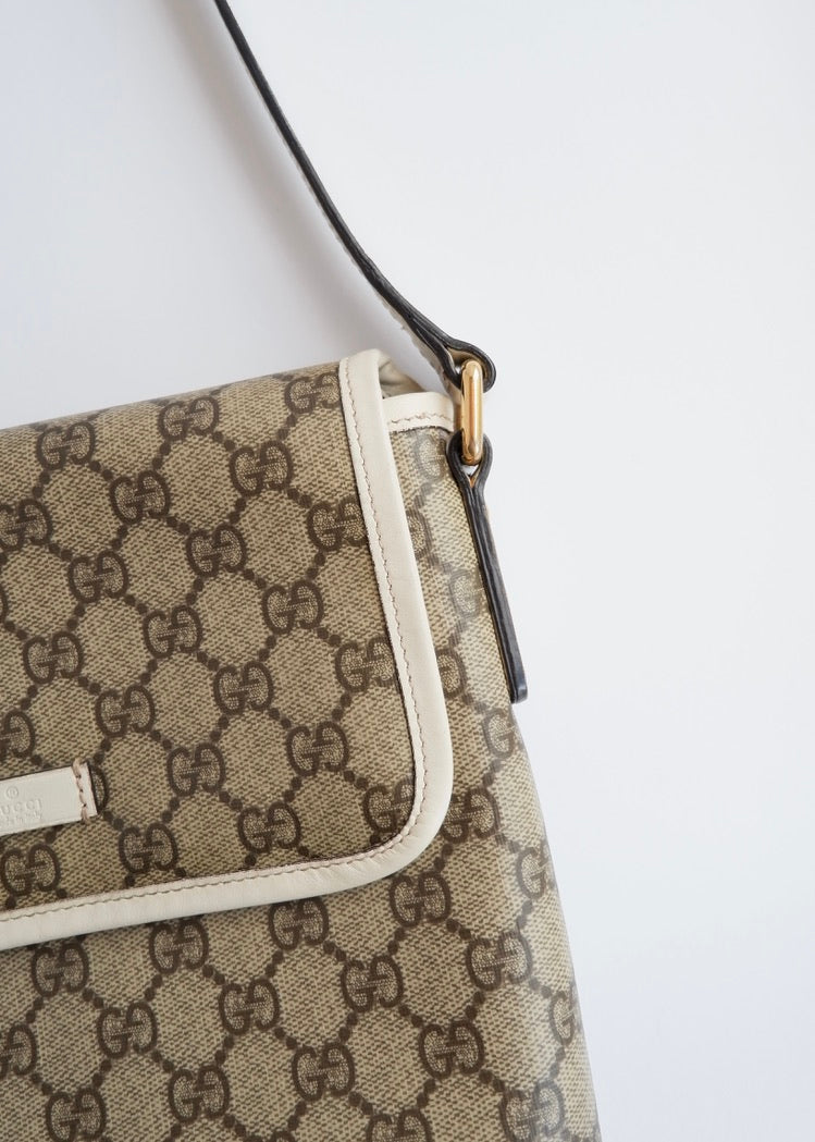 Authentique Sac bandoulière Gucci en toile GG blanche d'occasion