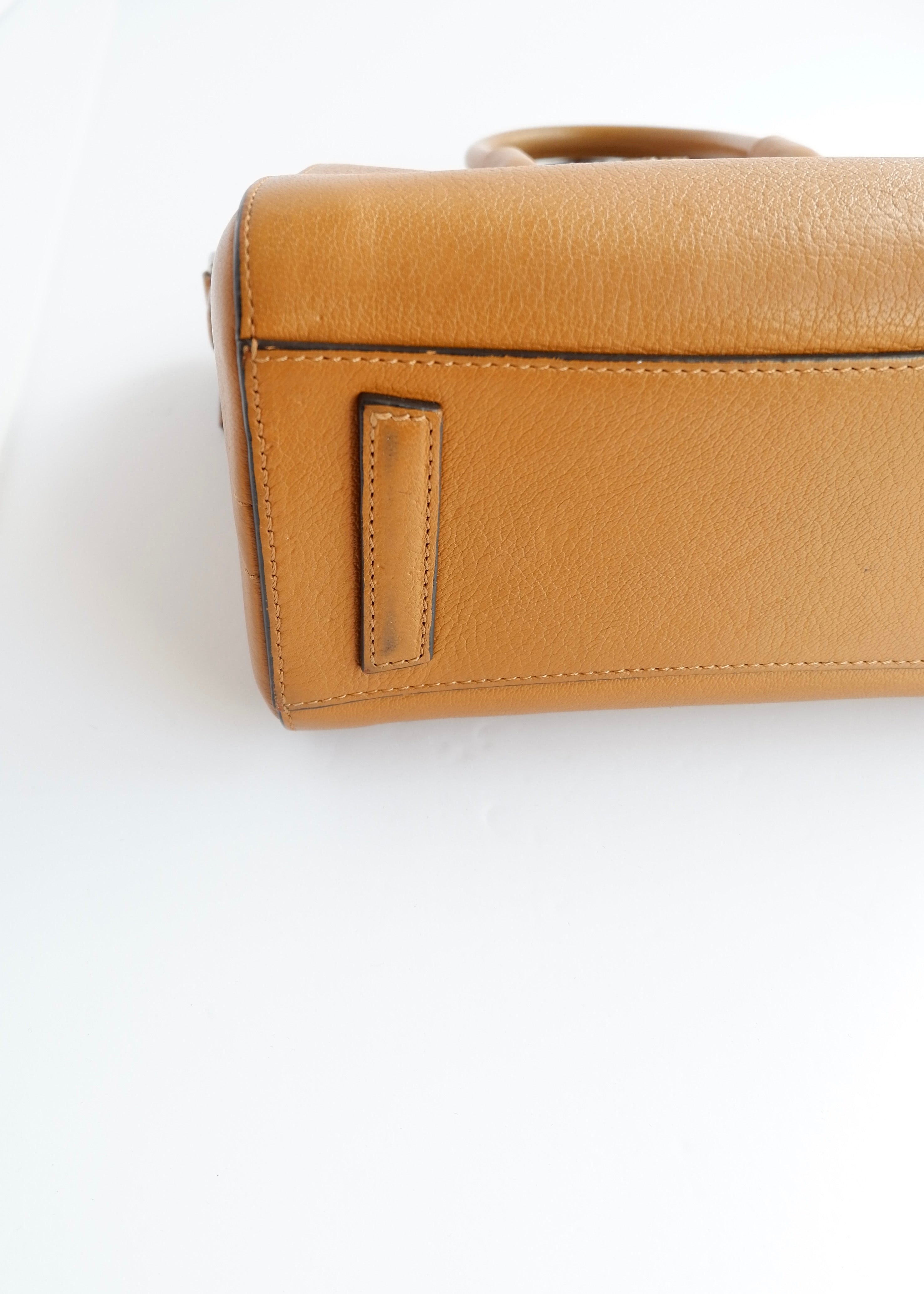 Authentique sac bandoulière Givenchy Antigona petit modèle en cuir couleur camel, d'occasion