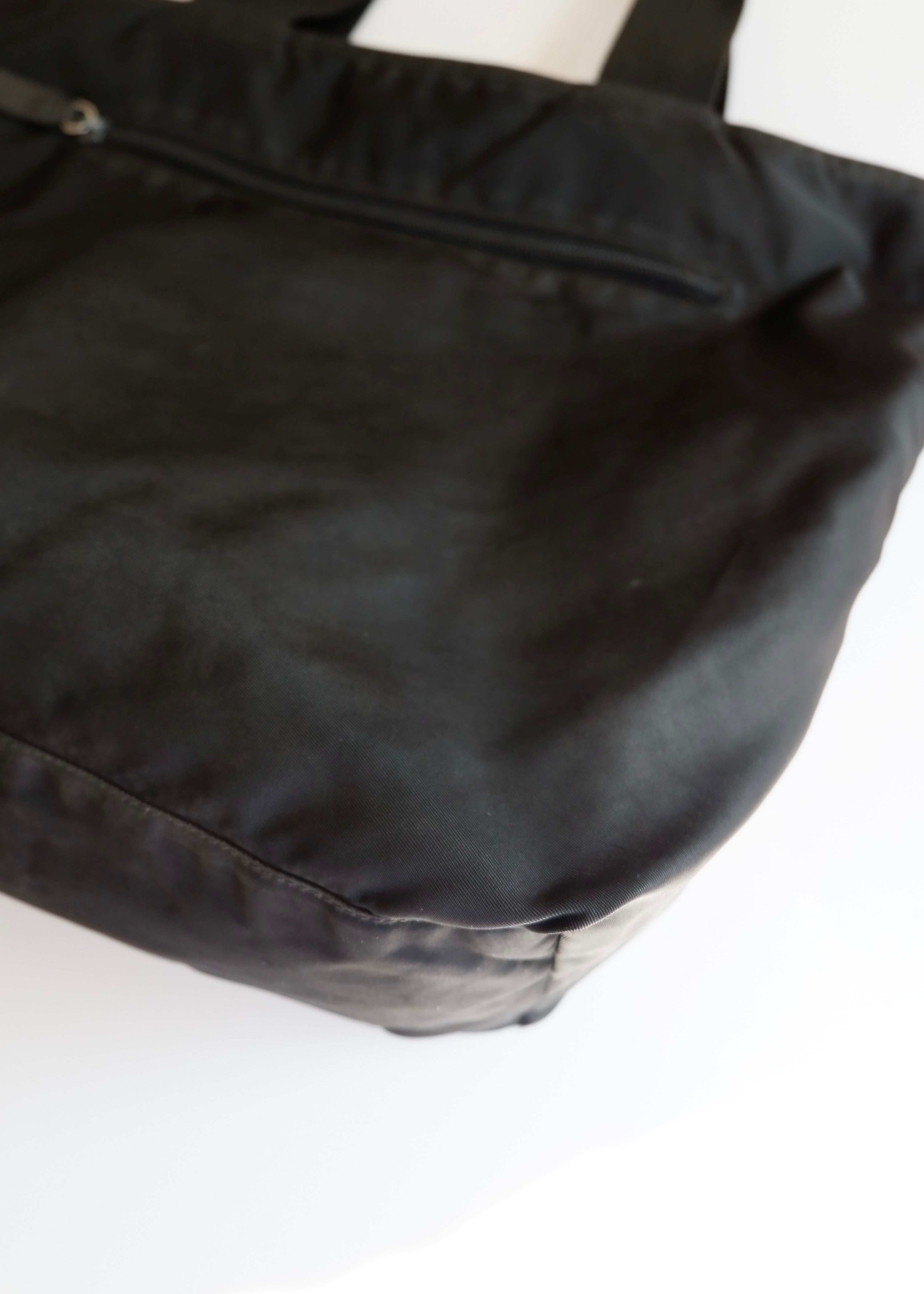 Sac cabas Prada authentique d'occasion en nylon noir à longue bandoulière