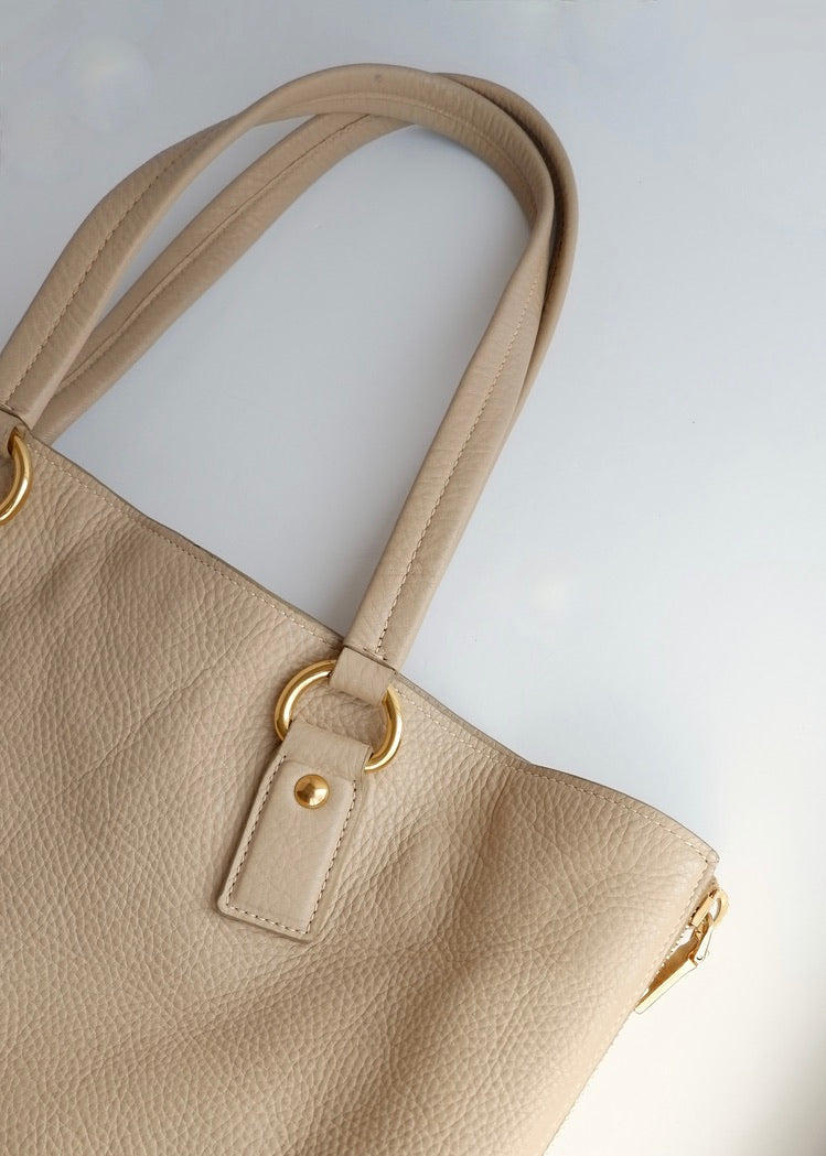 Sac cabas Prada en cuir beige, authentique et d'occasion