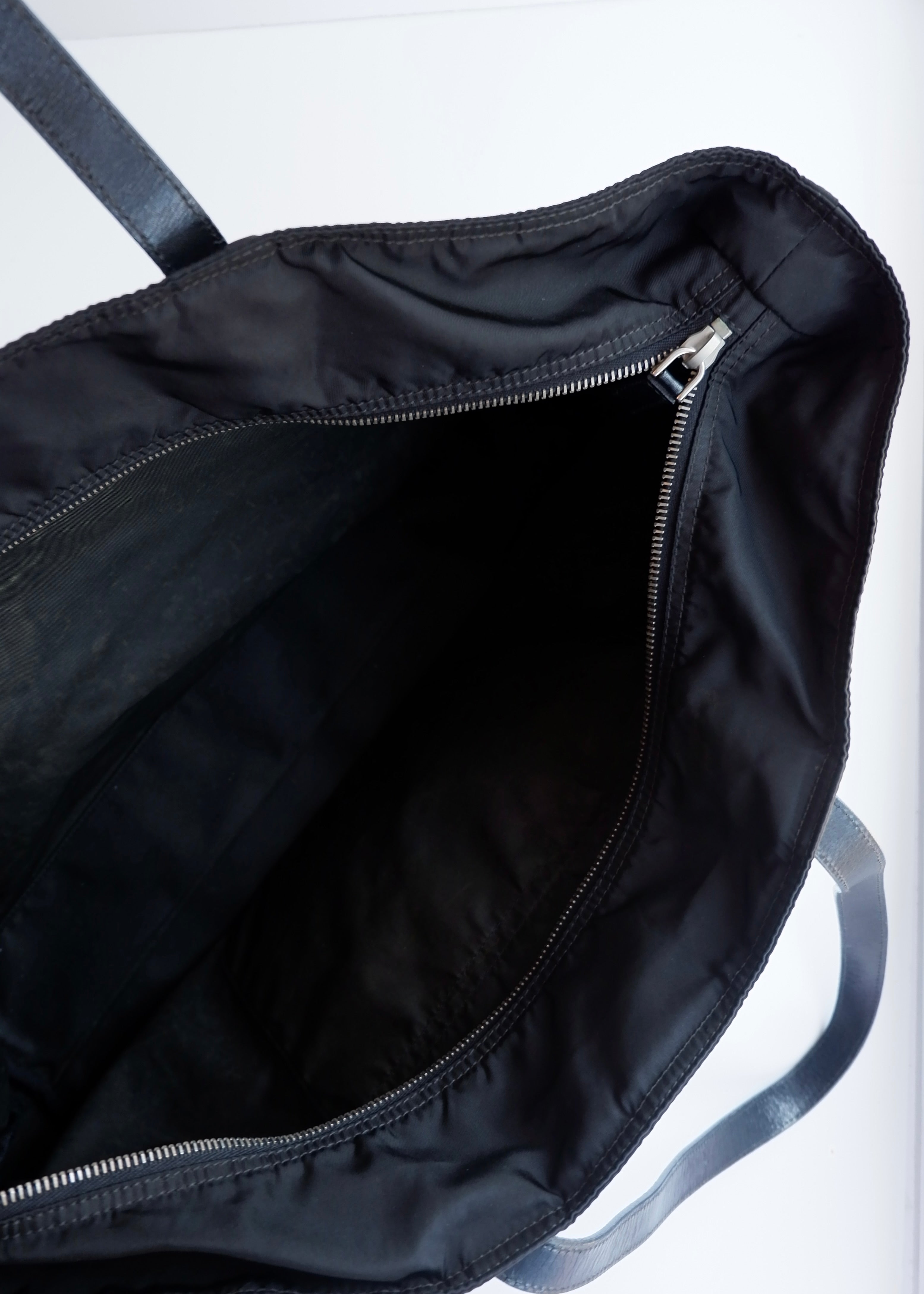 Authentique Sac cabas Prada noir en nylon extra large avec fermeture éclair sur le dessus