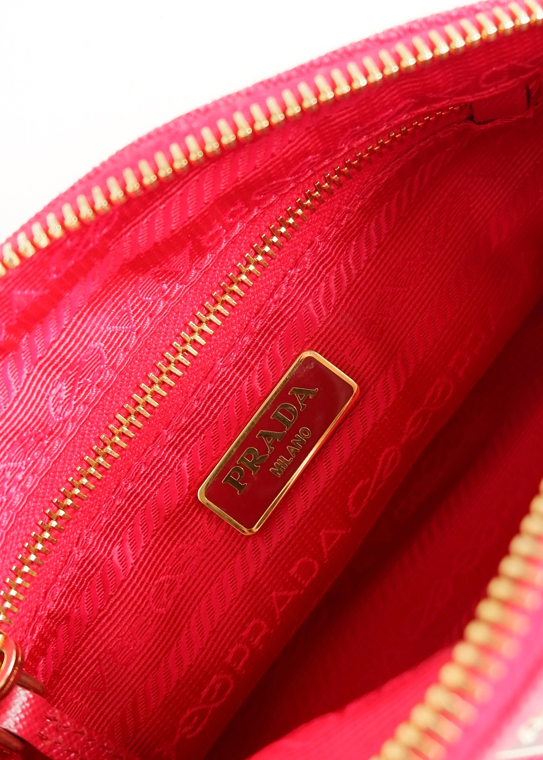 Pochette Prada en toile rouge authentique d'occasion