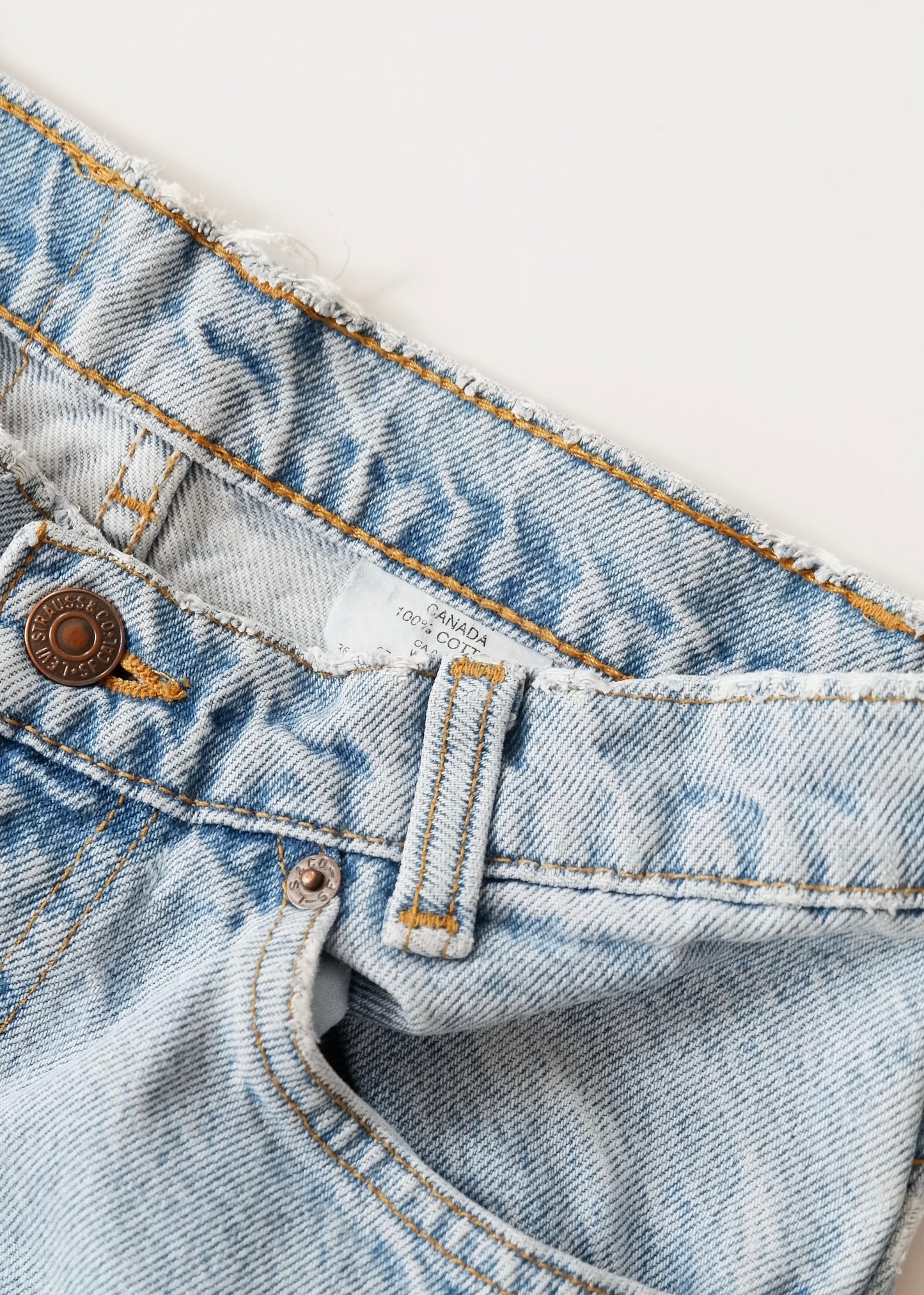 Levis Vintage (Orange Tab)550 Light Wash Tapered Leg Jeans - 24