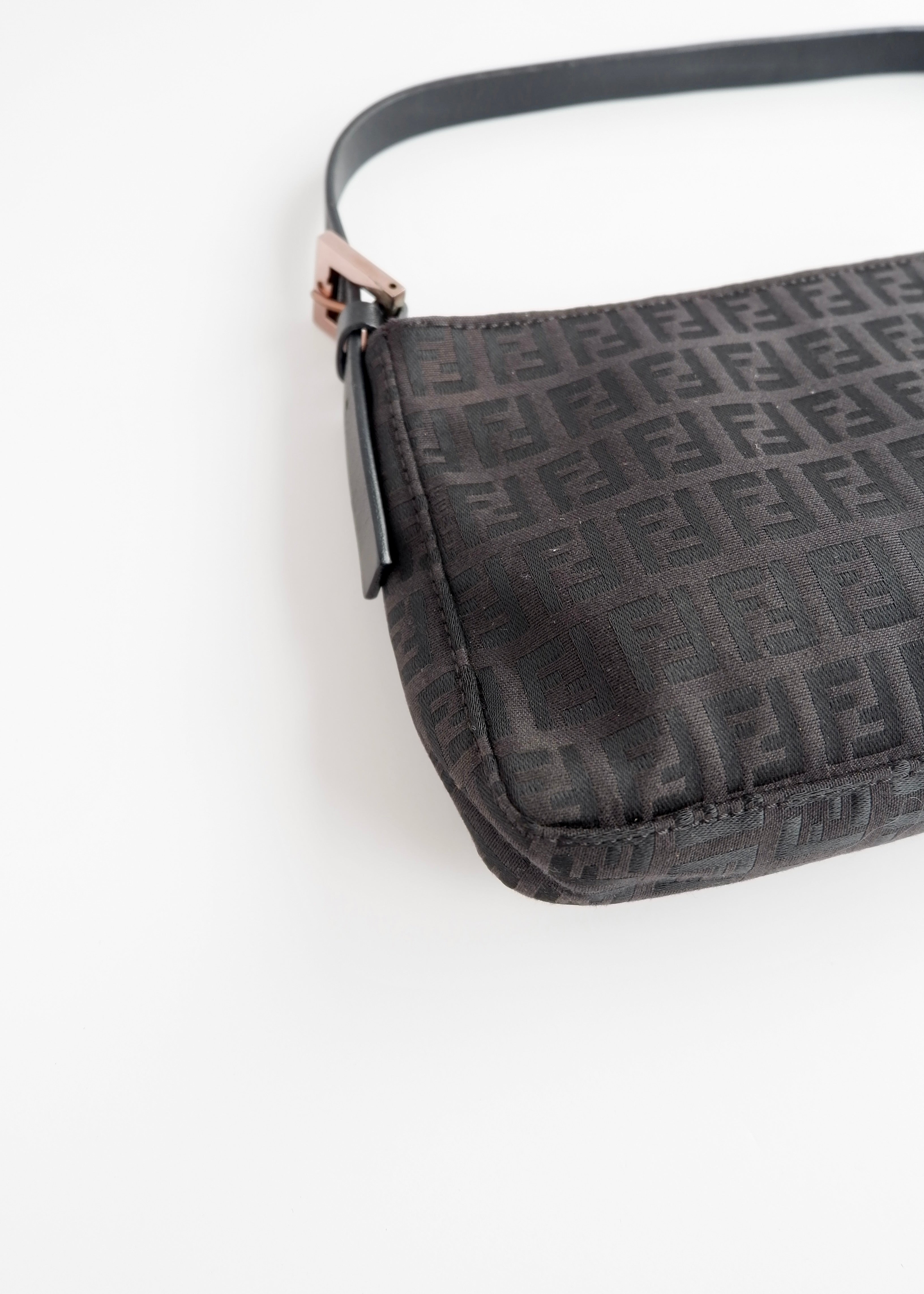 Authentique sac porté épaule Fendi Zucchino en toile noire d'occasion