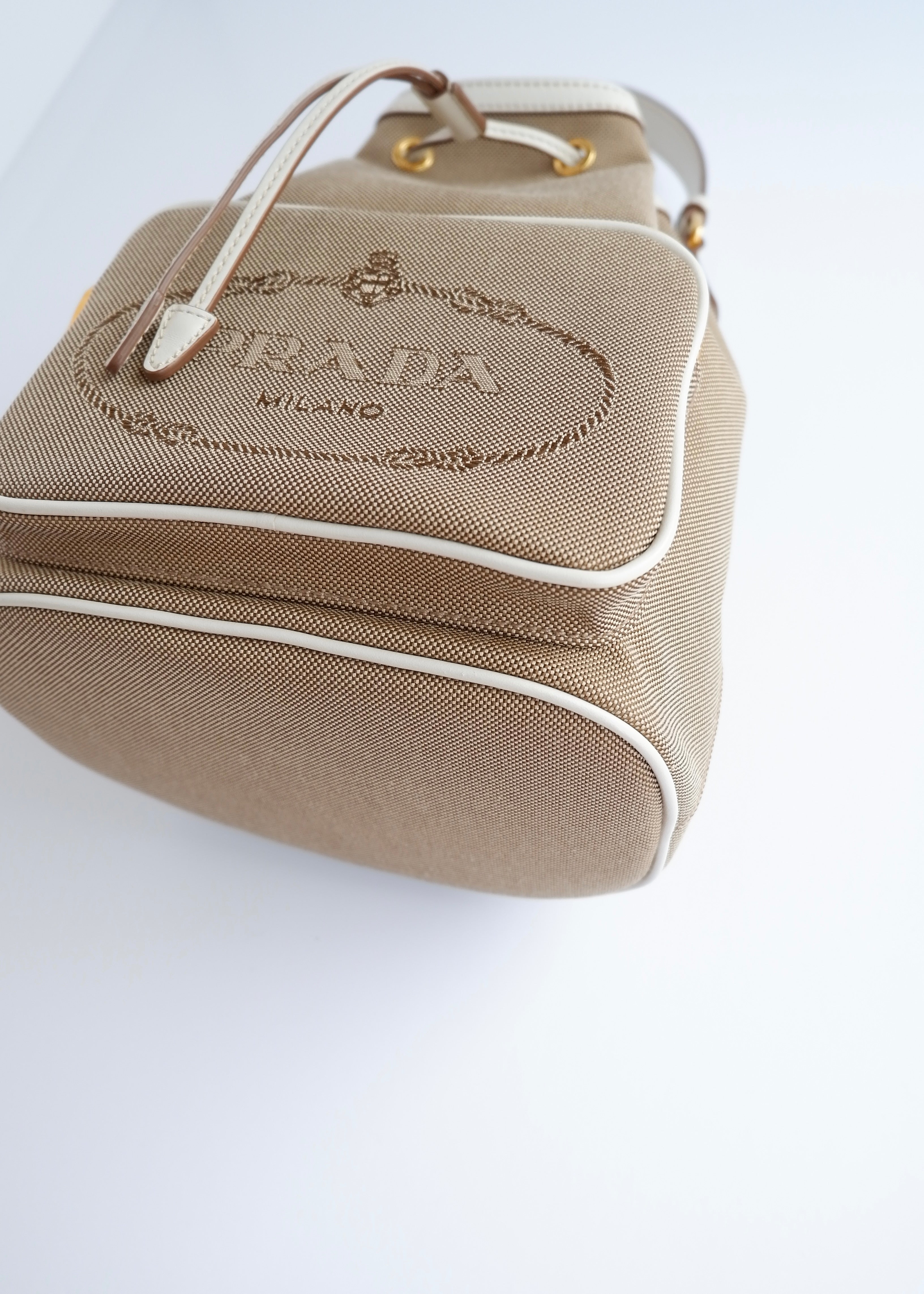Sac seau à cordon Prada d'occasion authentique en toile beige