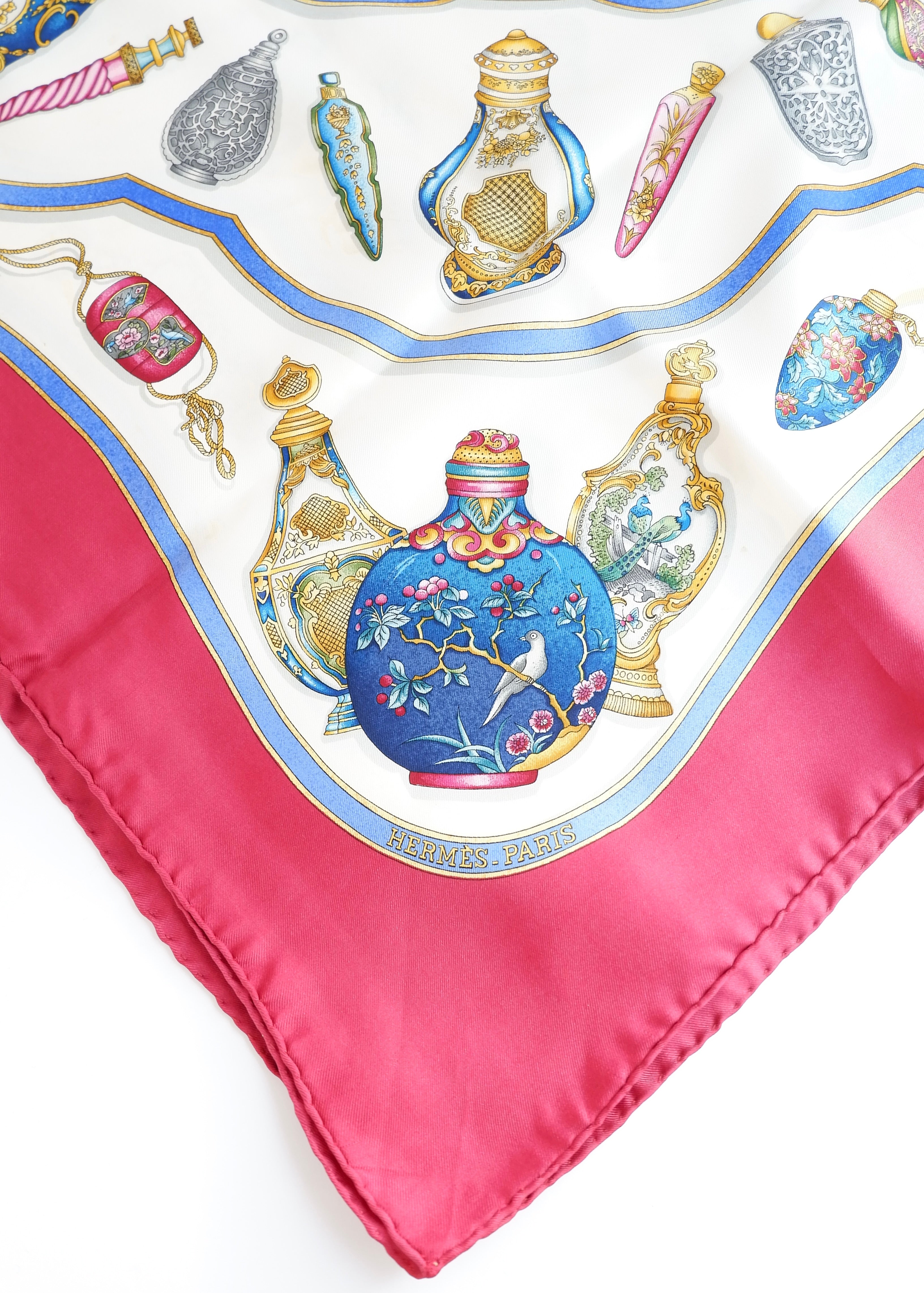 Authentique Foulard en Soie Imprimé Bouteille Antique Hermes d'occasion