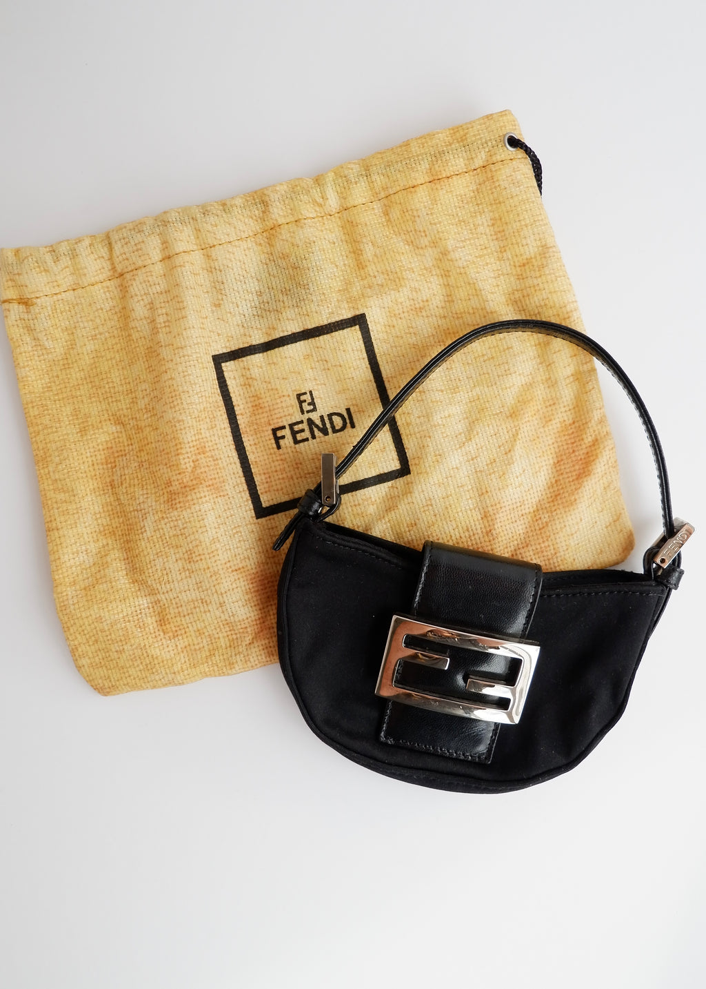 Authentique sac Fendi Micro Croissant en tissu noir d'occasion
