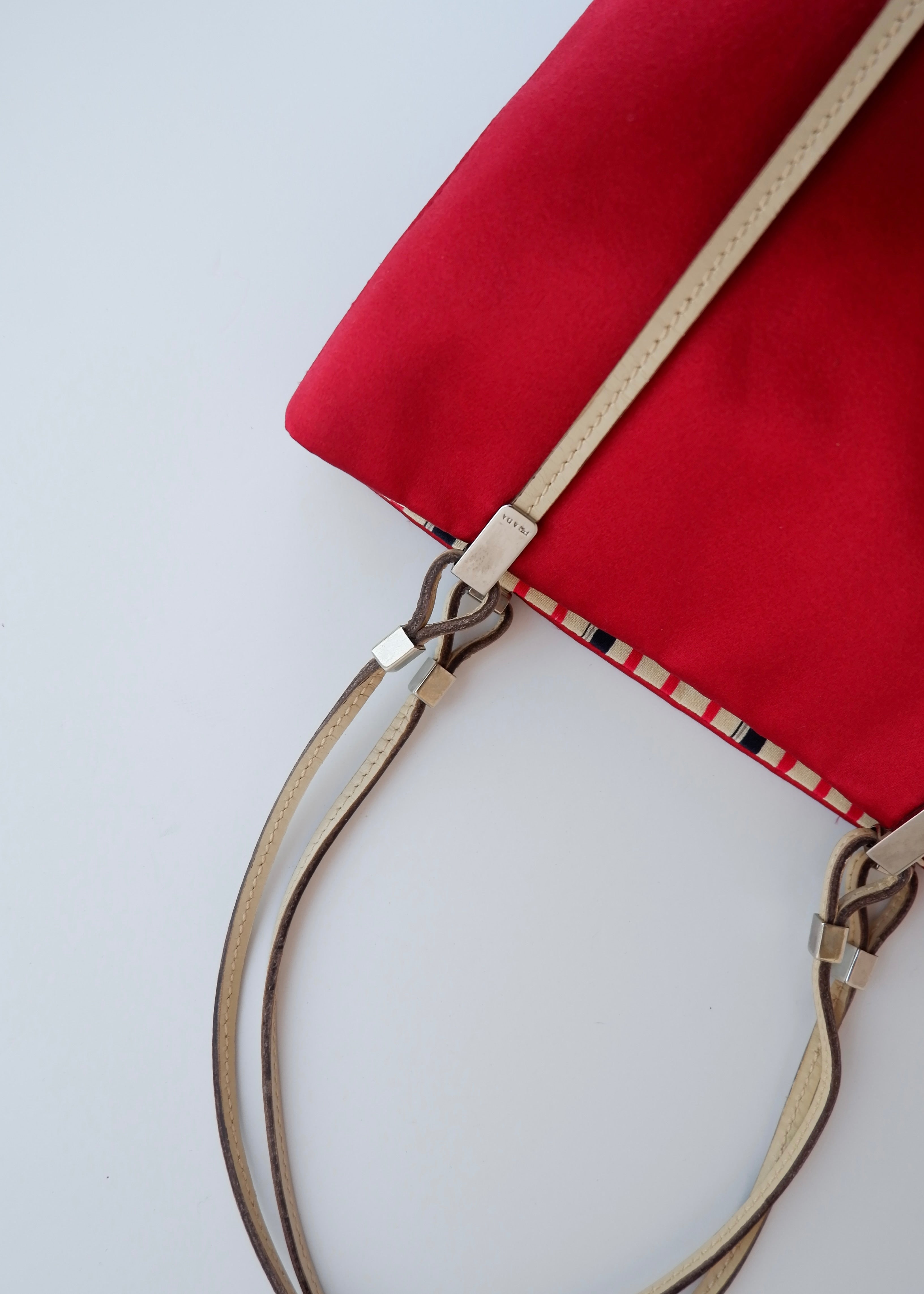Sac micro cabas Prada authentique d'occasion en satin rouge