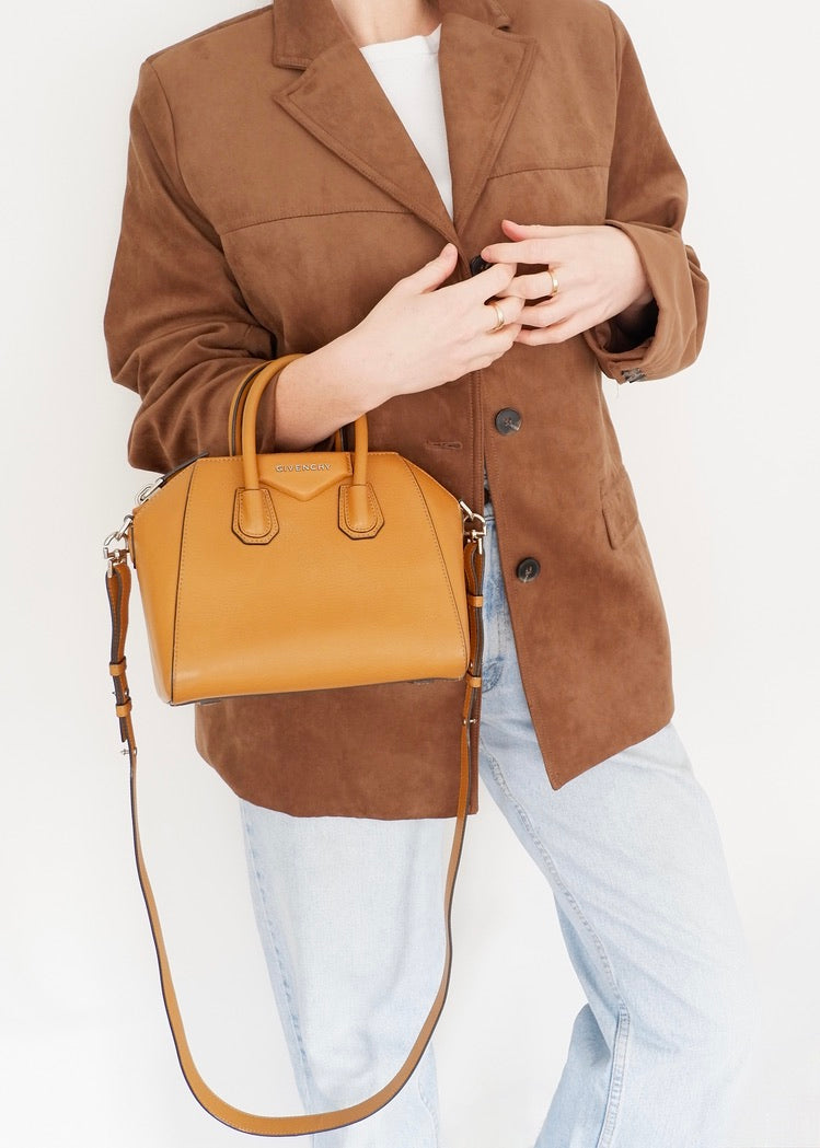 Authentique sac bandoulière Givenchy Antigona petit modèle en cuir couleur camel, d'occasion