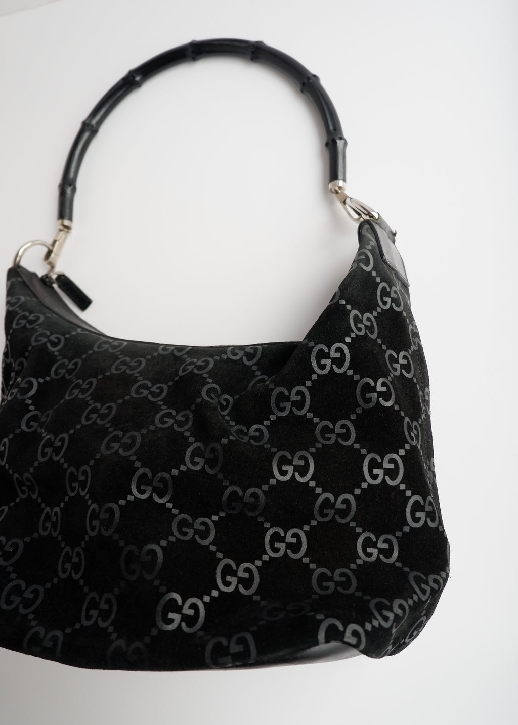 Sac à bandoulière Gucci en daim noir avec poignée en bambou, authentique et d'occasion