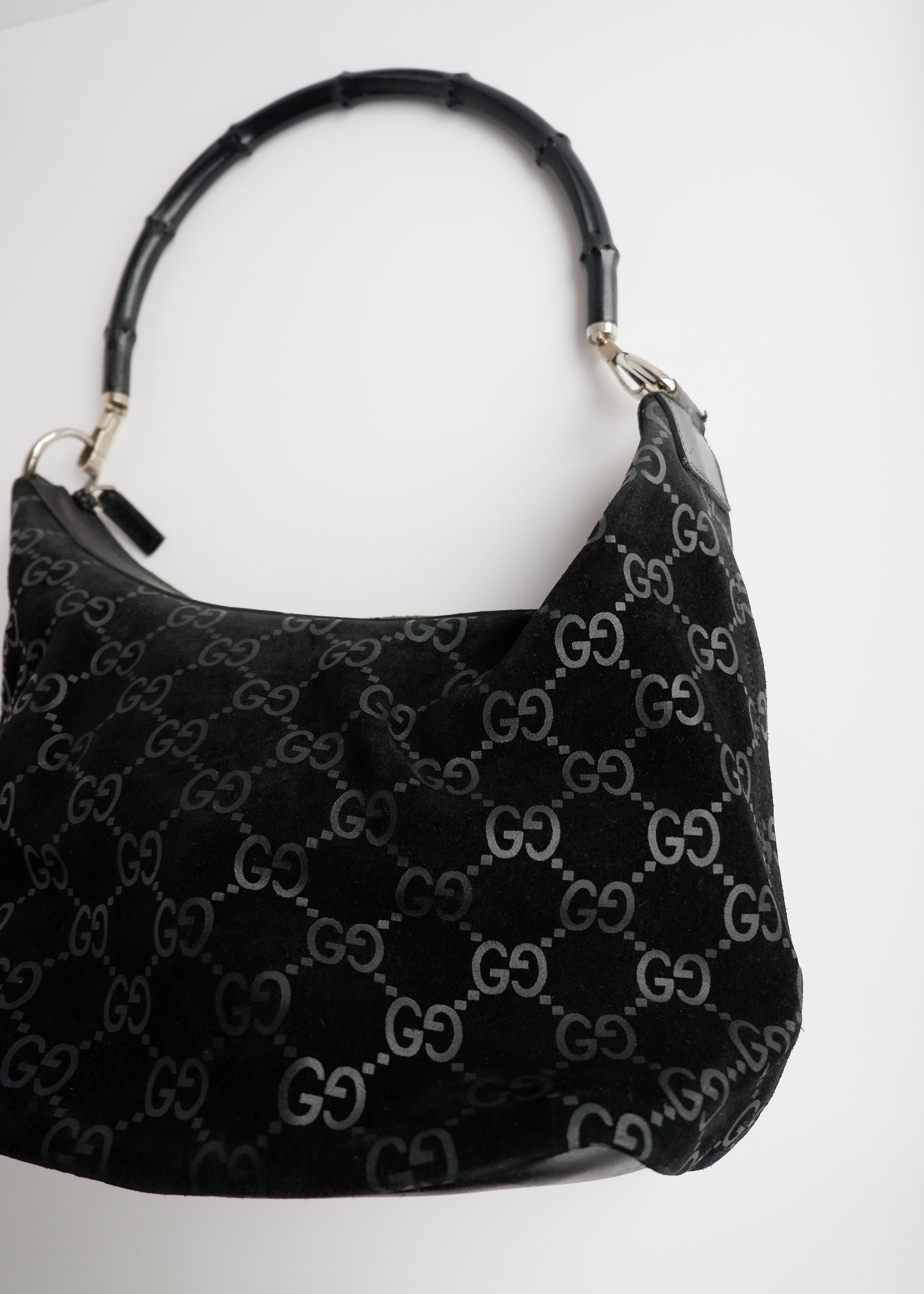 Sac à bandoulière Gucci en daim noir avec poignée en bambou, authentique et d'occasion