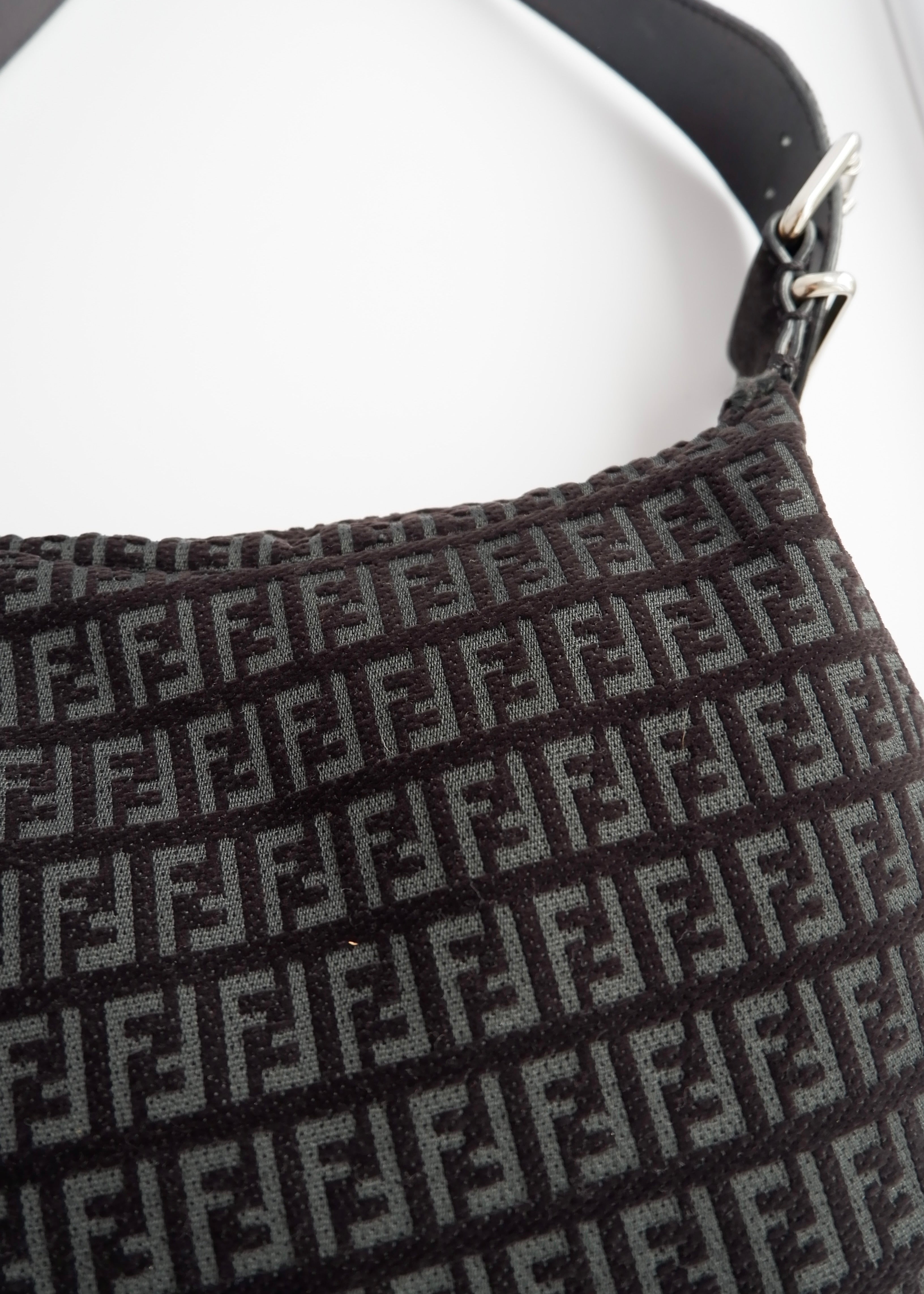 Authentique sac à bandoulière Fendi en daim noir Zucchino Oyster d'occasion