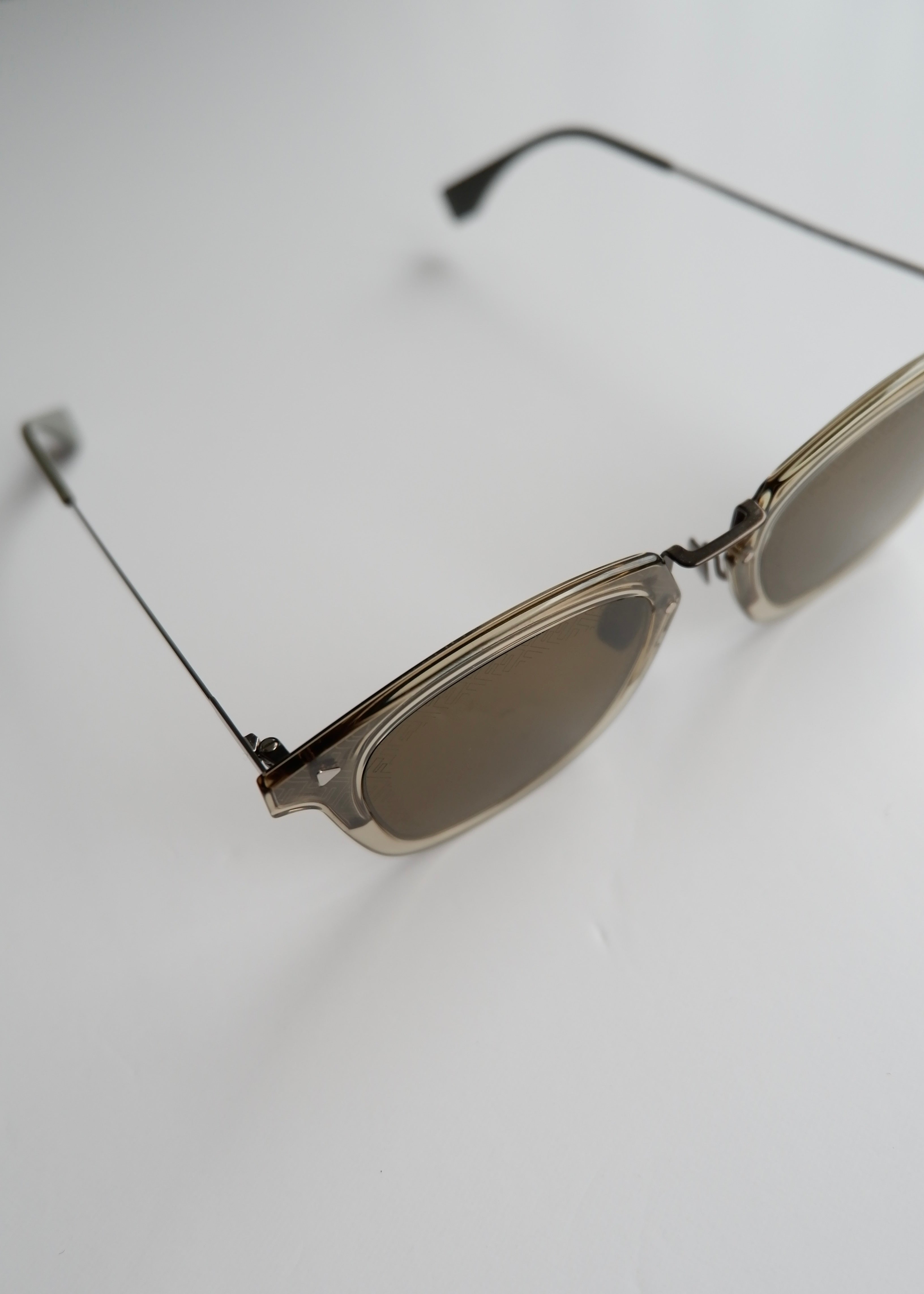 Authentiques lunettes de soleil Fendi grises à imprimé Zucca d'occasion