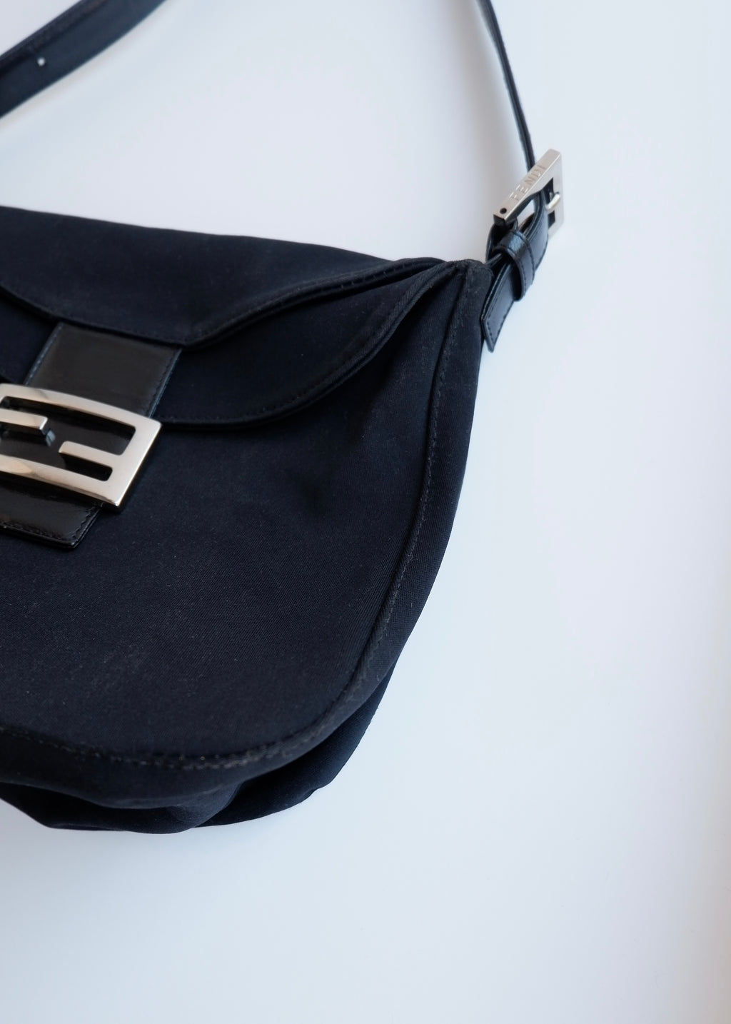 Sac porté épaule baguette Fendi authentique d'occasion en tissu noir