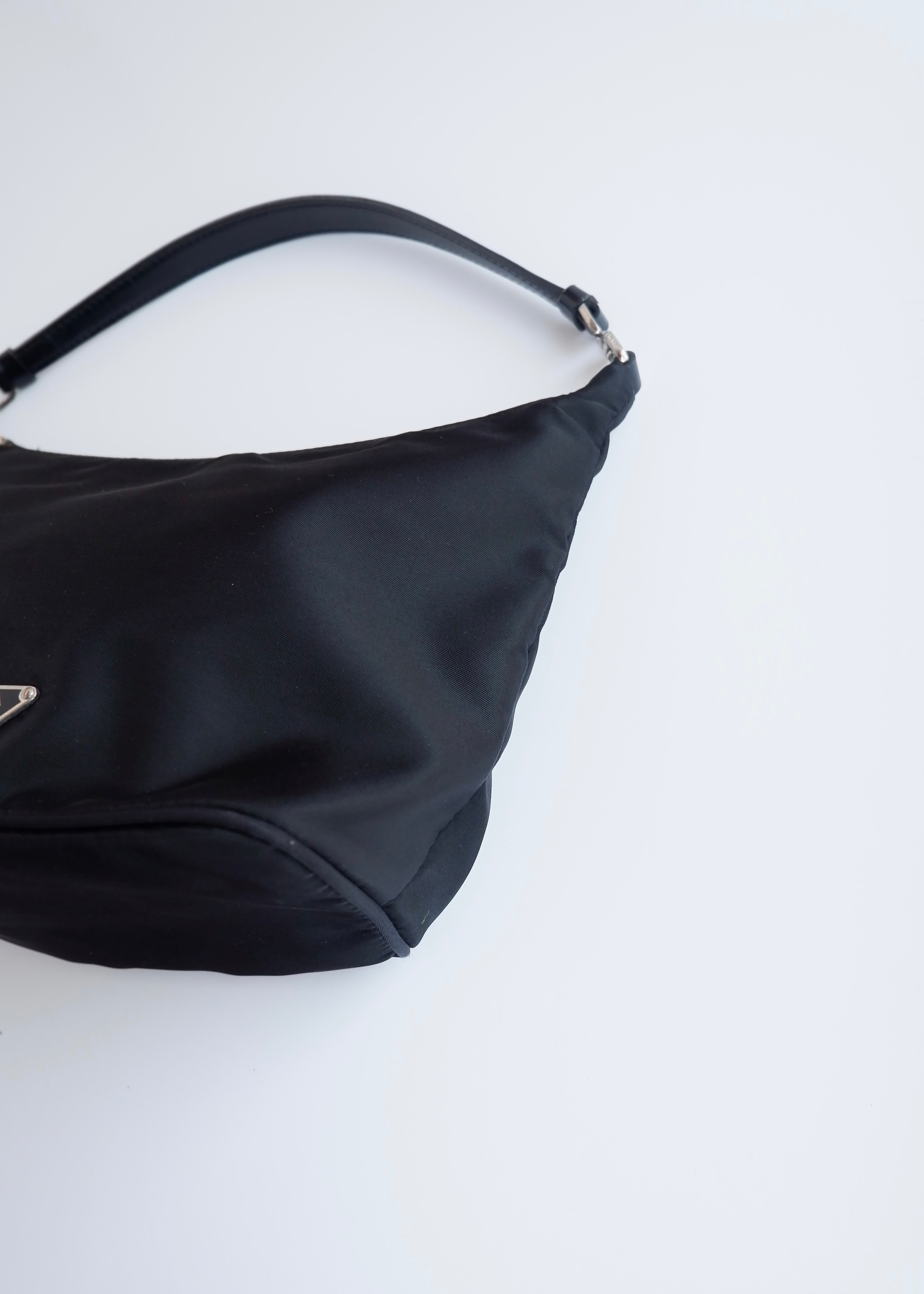 Sac à bandoulière micro Prada noir en nylon d'occasion authentique avec pochette