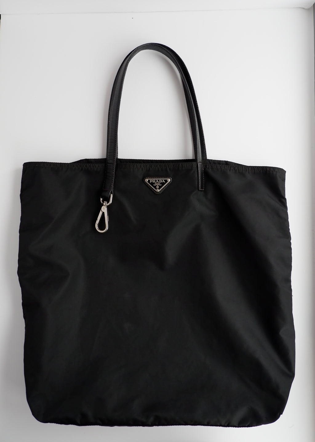 Sac cabas Prada authentique en nylon noir d'occasion