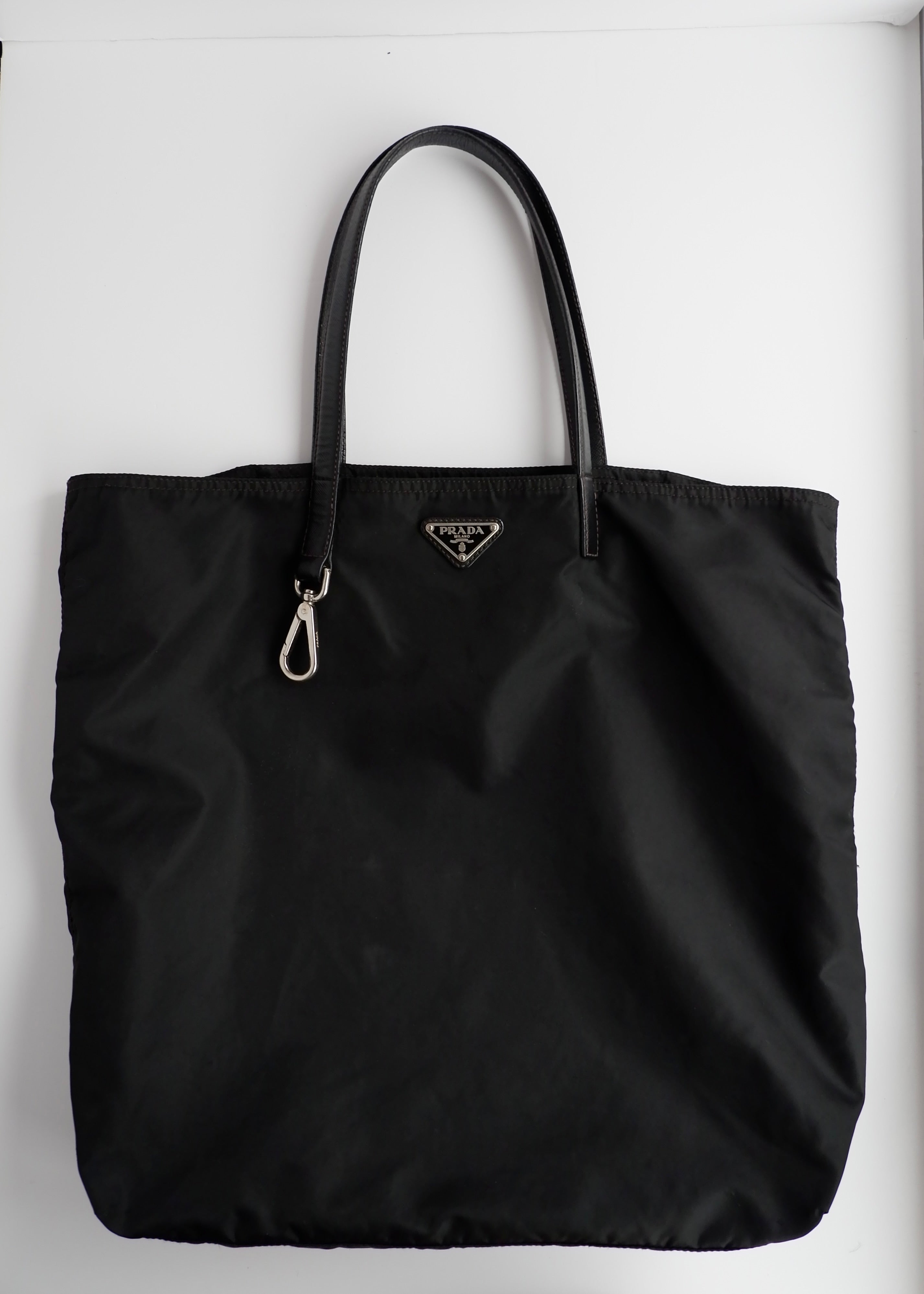 Sac cabas Prada authentique en nylon noir d'occasion