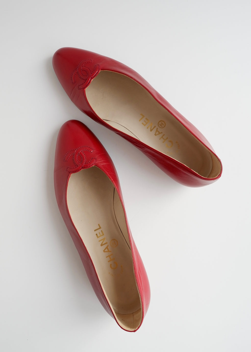 Authentiques ballerines vintage Chanel en cuir rouge avec logo CC – 36