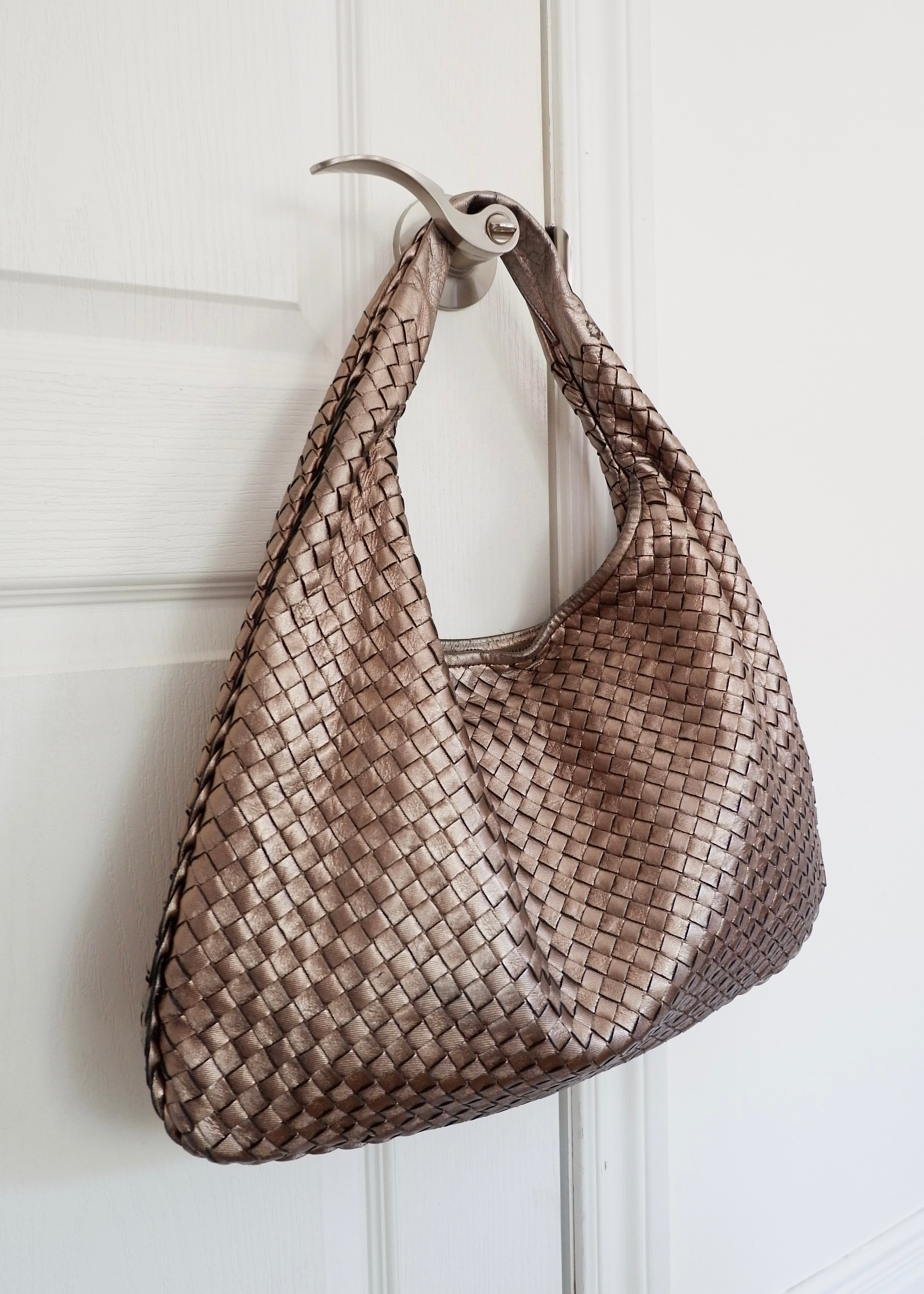 Sac porté épaule hobo Bottega Veneta Intrecciato en cuir bronze métallique d'occasion authentique