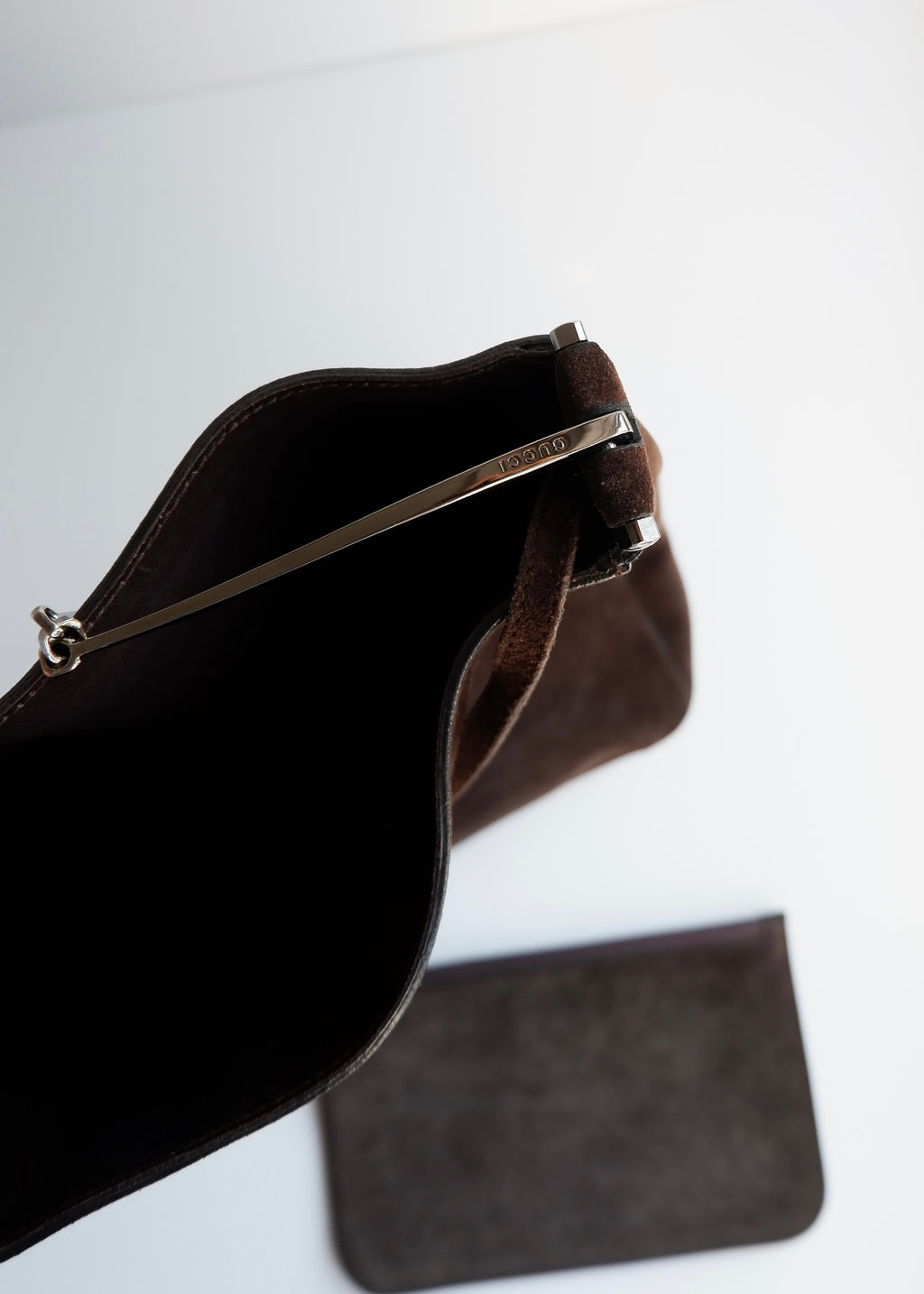 Sac à bandoulière Gucci d'occasion authentique en daim marron avec pochette
