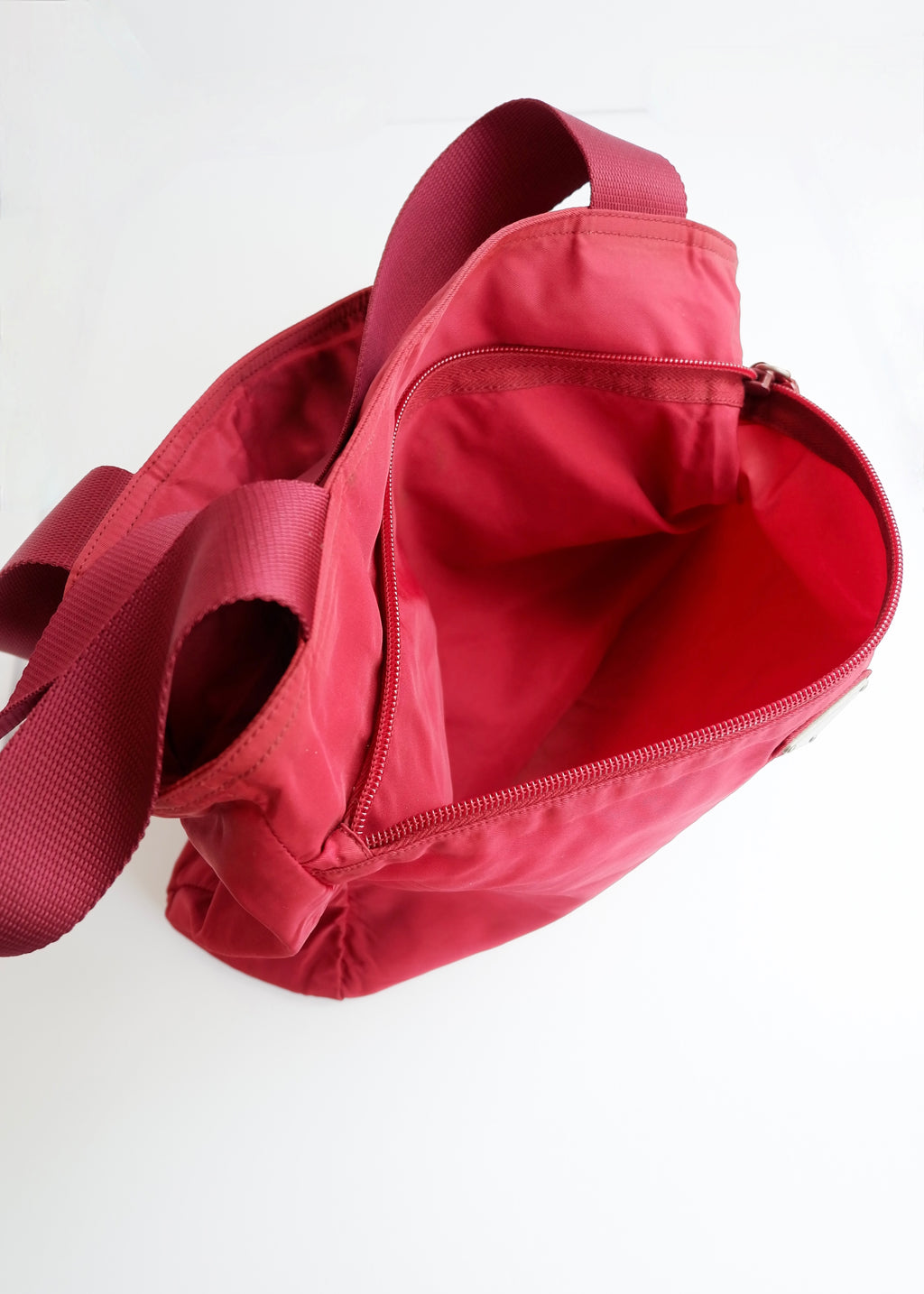 Sac fourre-tout Prada authentique d'occasion en nylon rouge