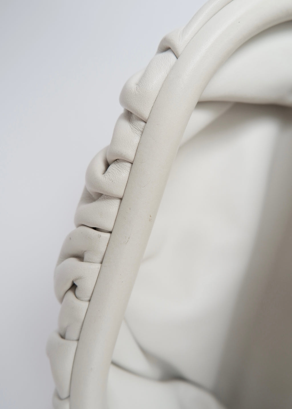 Sac banane Bottega Veneta The Pouch en cuir blanc authentique d'occasion