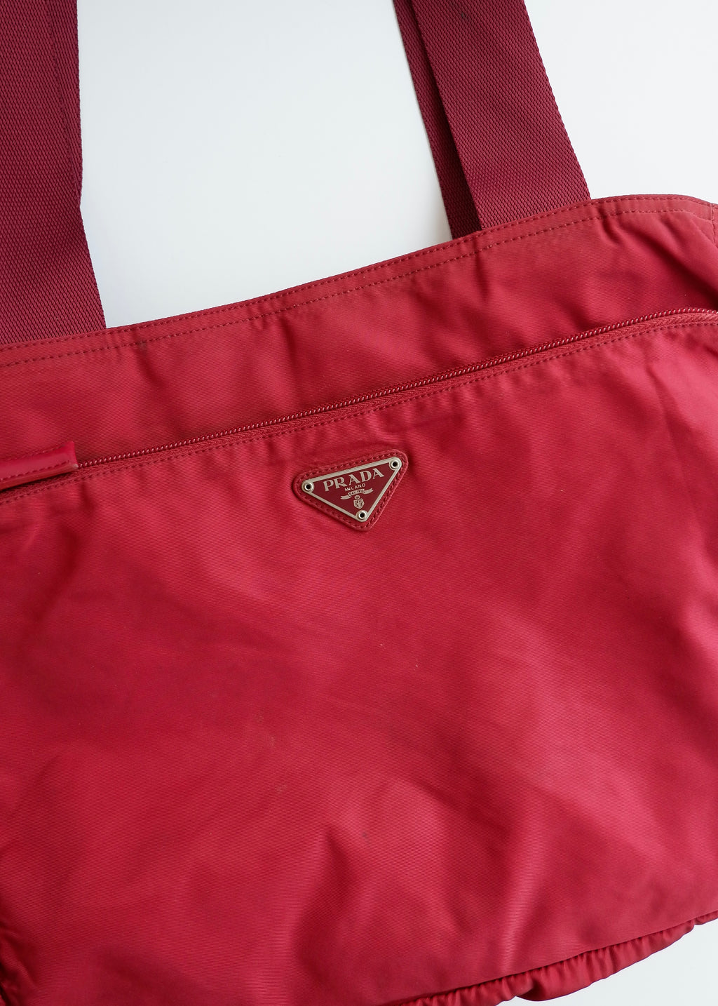 Sac fourre-tout Prada authentique d'occasion en nylon rouge