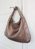 Sac porté épaule hobo Bottega Veneta Intrecciato en cuir bronze métallique d'occasion authentique
