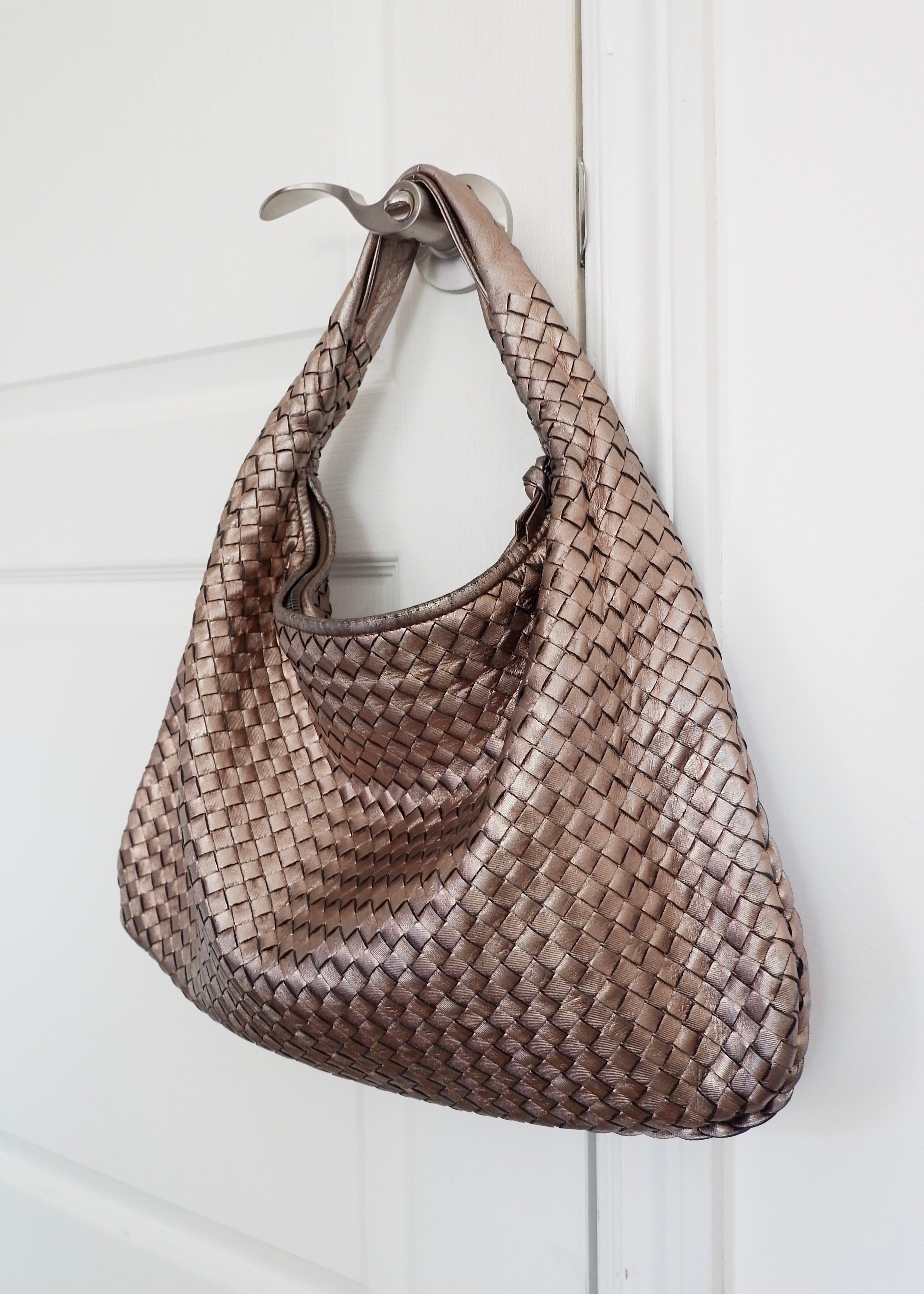 Sac porté épaule hobo Bottega Veneta Intrecciato en cuir bronze métallique d'occasion authentique