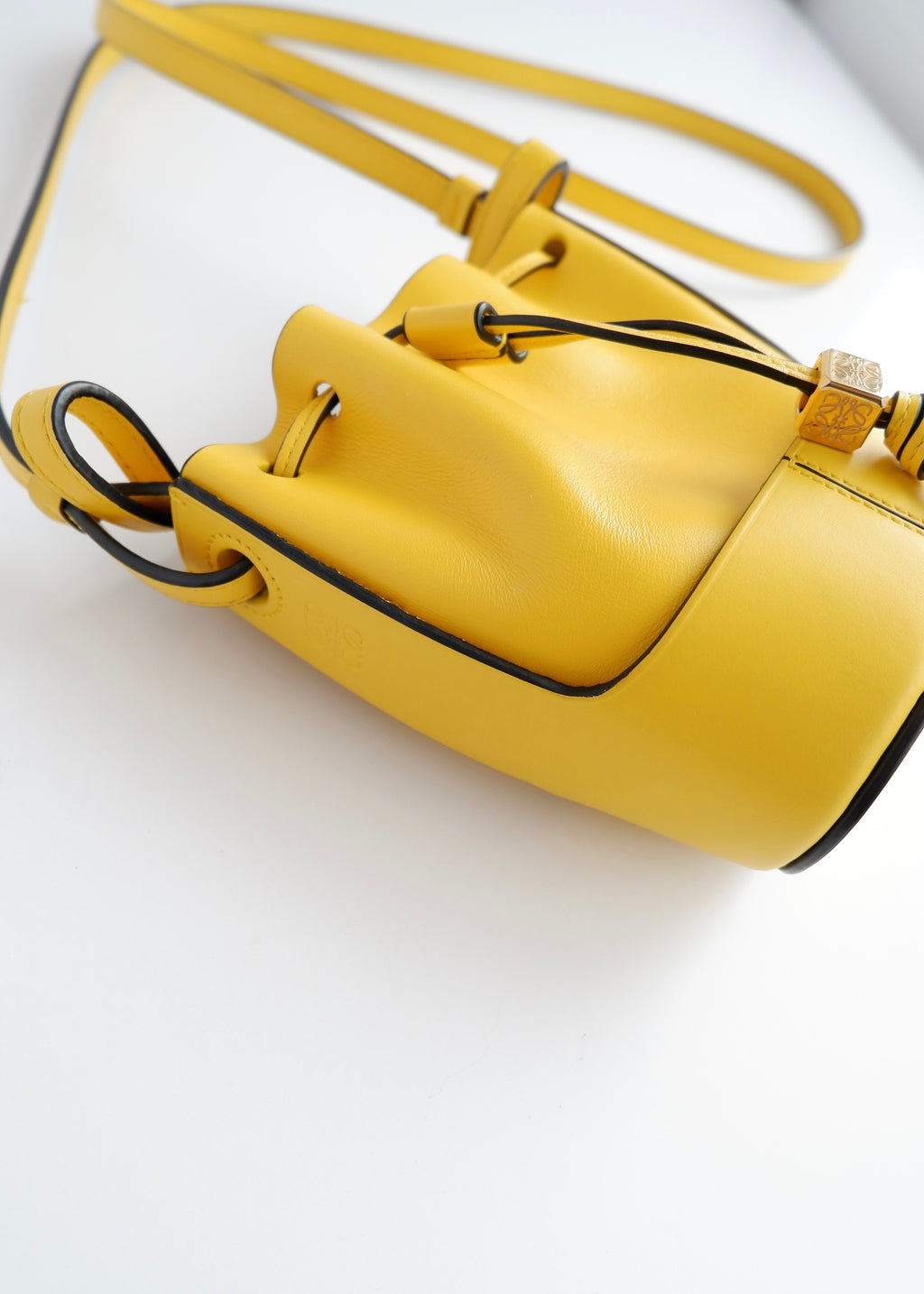 Authentique sac Loewe Balloon Nano en cuir jaune d'occasion