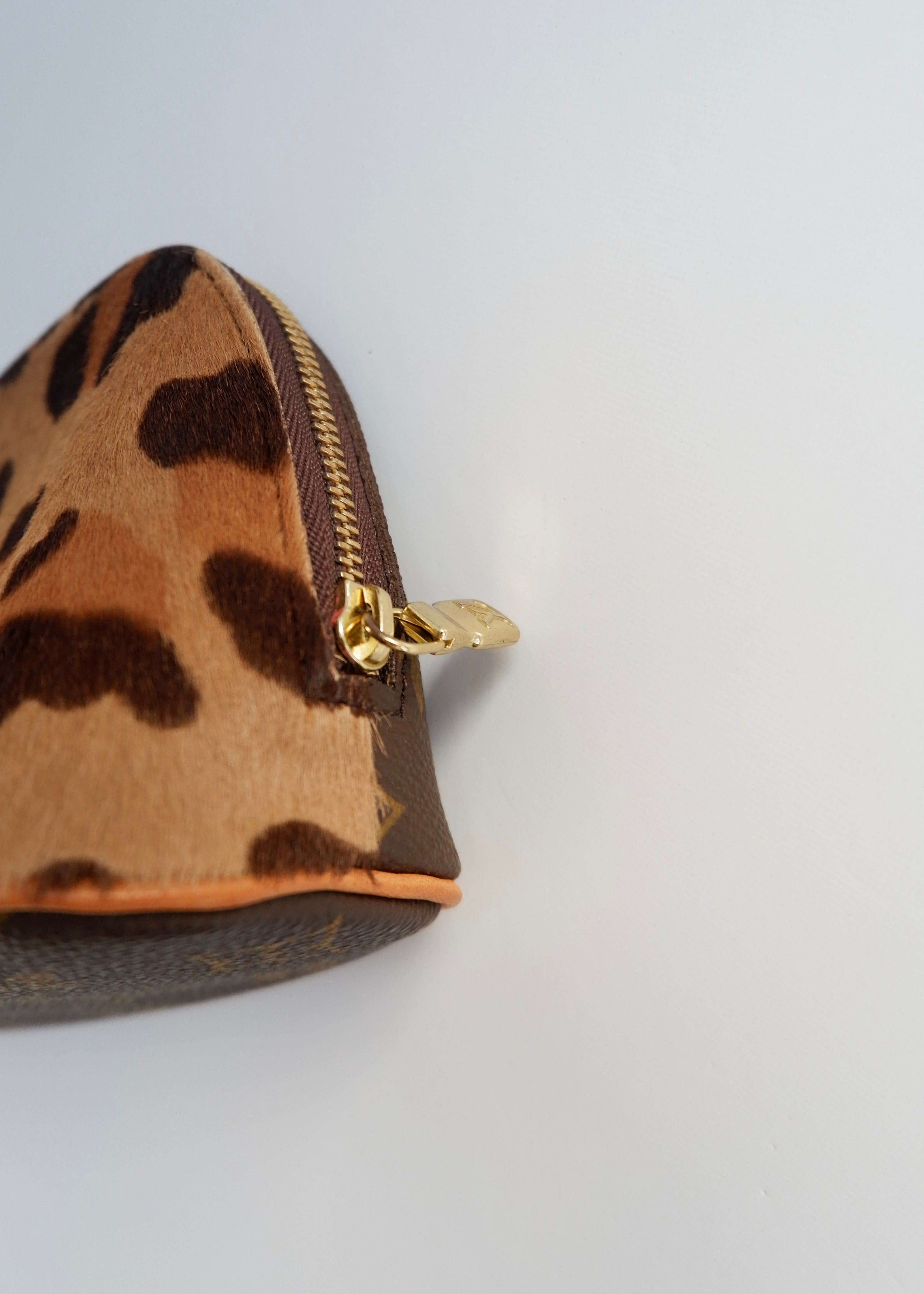Trousse de toilette Louis Vuitton x ALAÏA authentique d'occasion, toile Monogram/crin de poney imprimé animal
