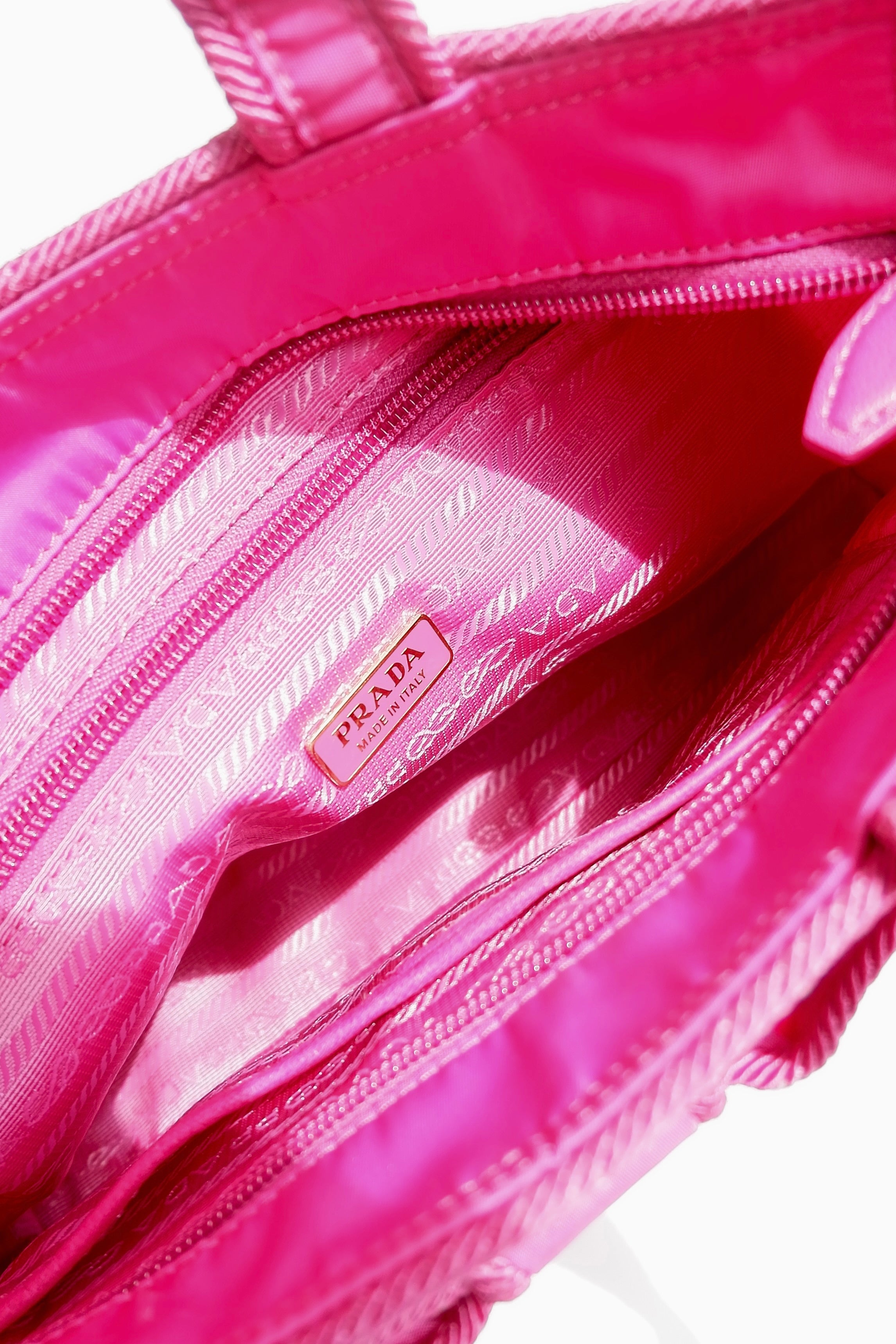 Authentique sac Prada deux façons en nylon rose vif d'occasion