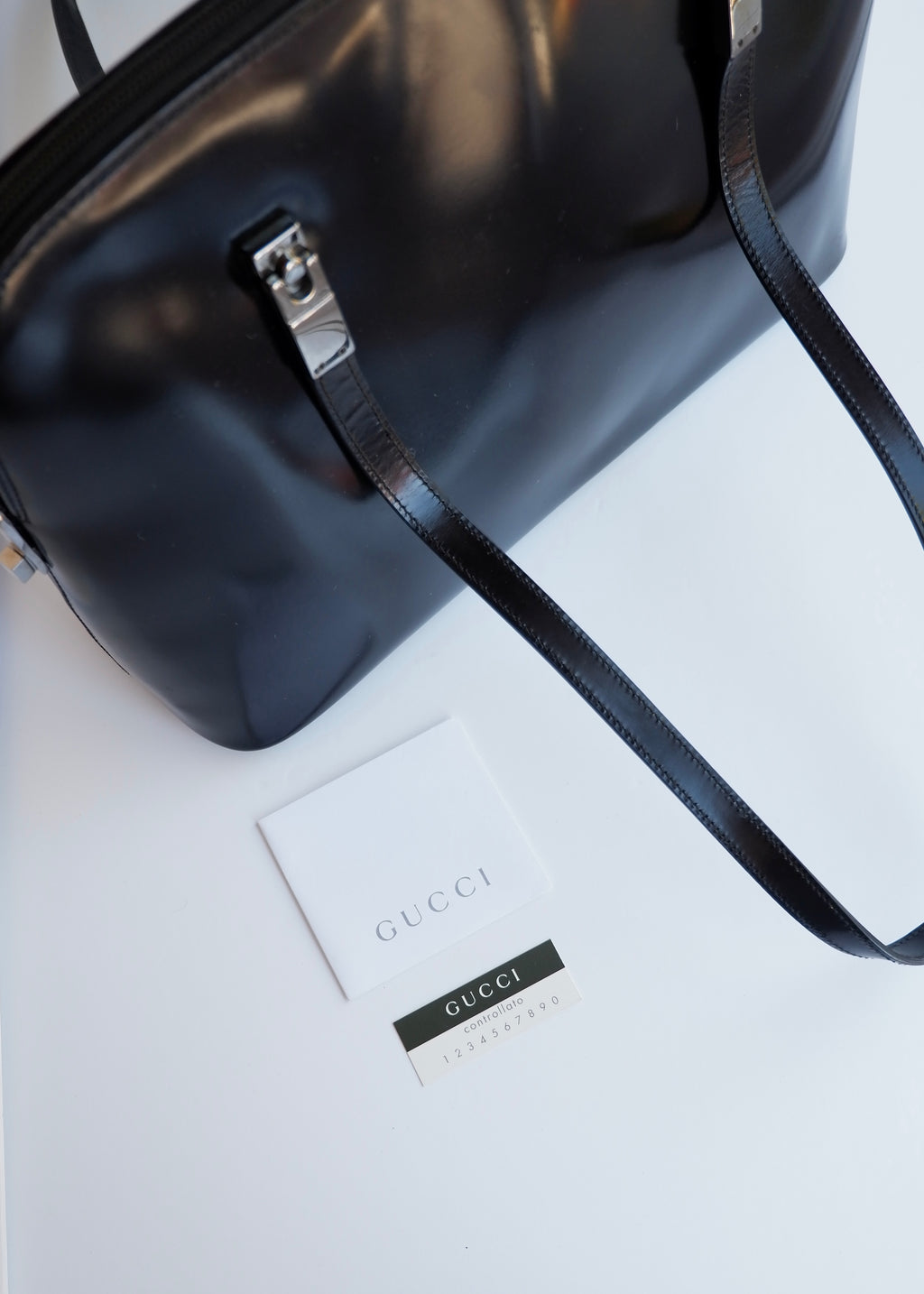 Sac bandoulière long Gucci authentique d'occasion en cuir verni noir