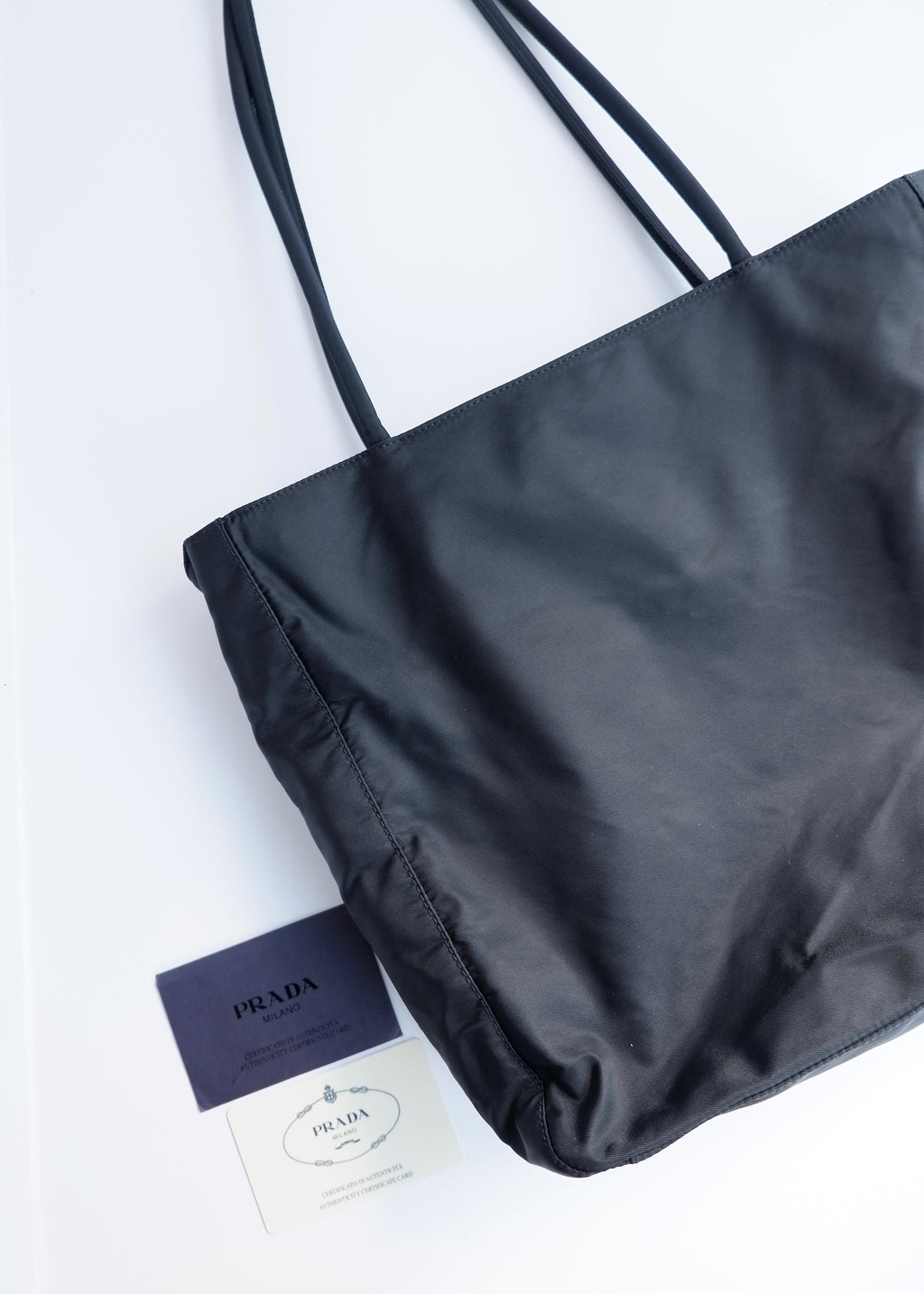 Sac cabas Prada authentique d'occasion en nylon noir à longue bandoulière