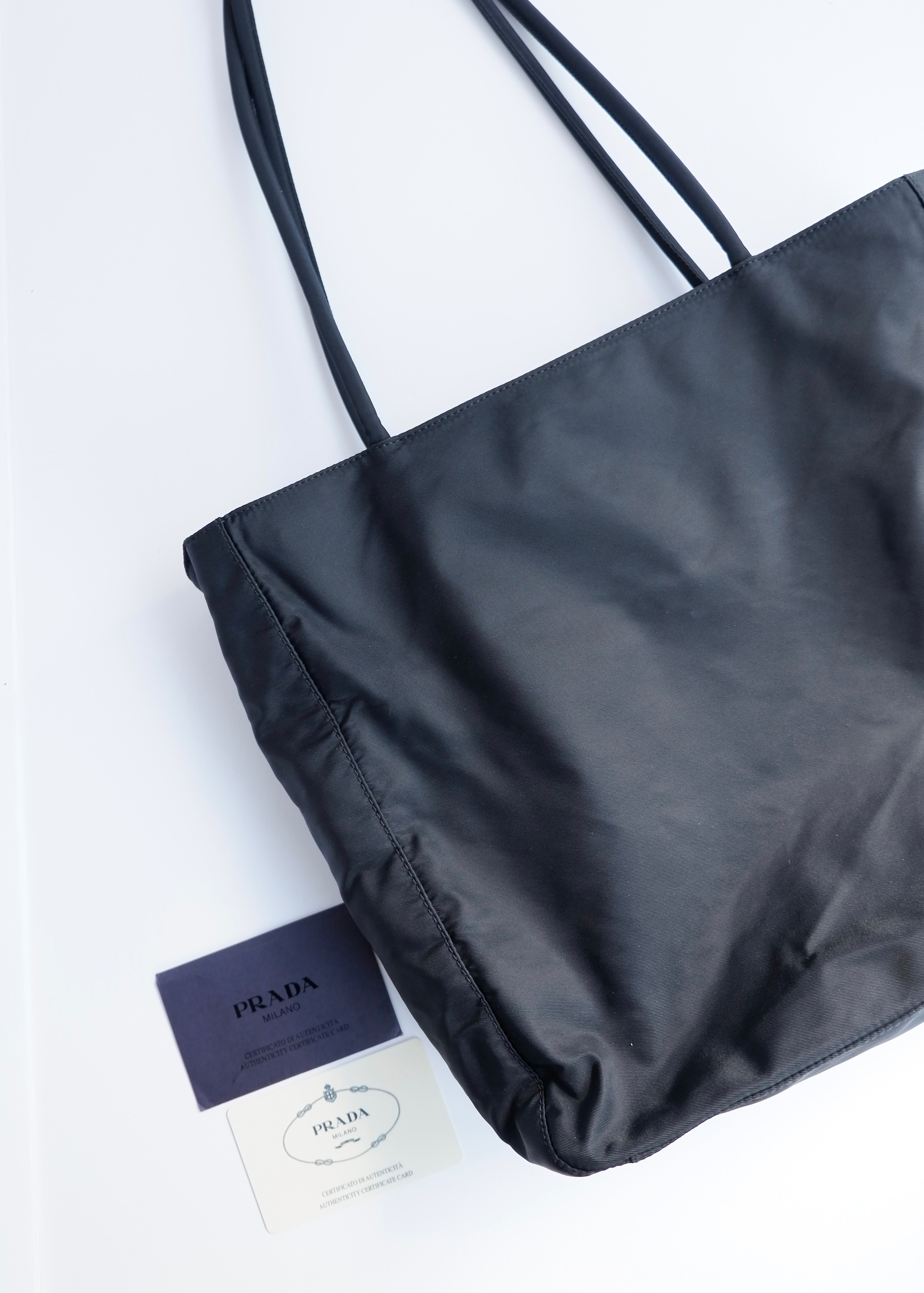 Sac cabas Prada authentique d'occasion en nylon noir à longue bandoulière