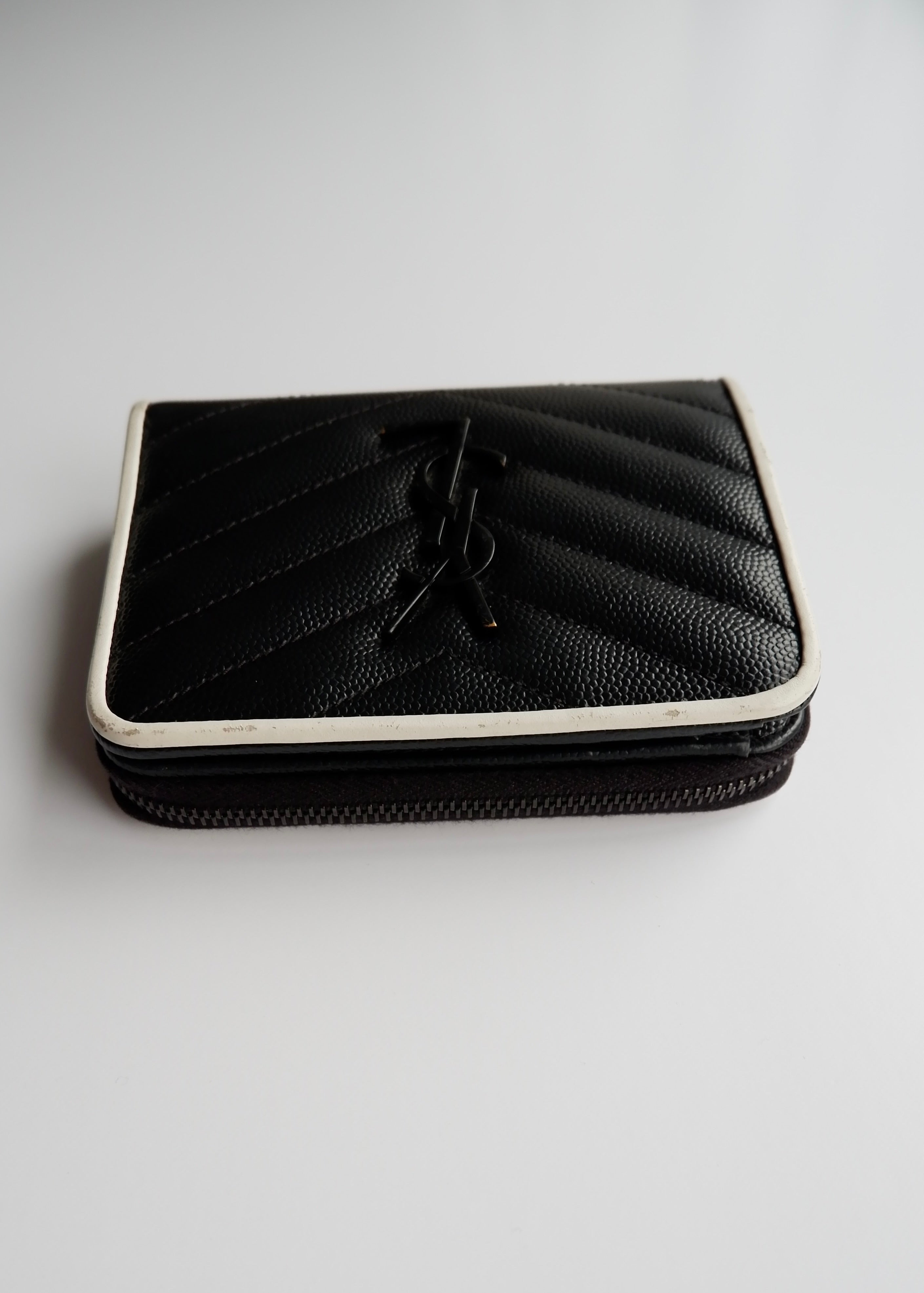 Authentique portefeuille court à deux volets noir/blanc Saint Laurent YSL d'occasion