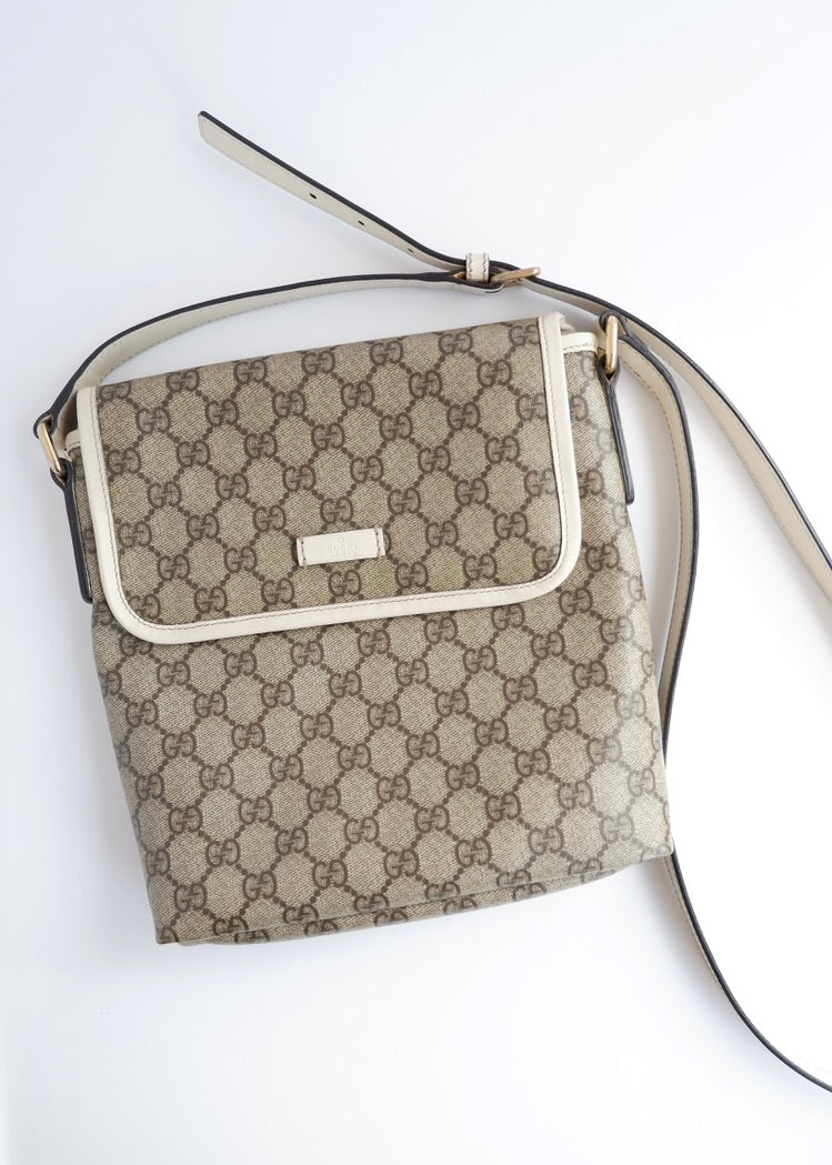 Authentique Sac bandoulière Gucci en toile GG blanche d'occasion