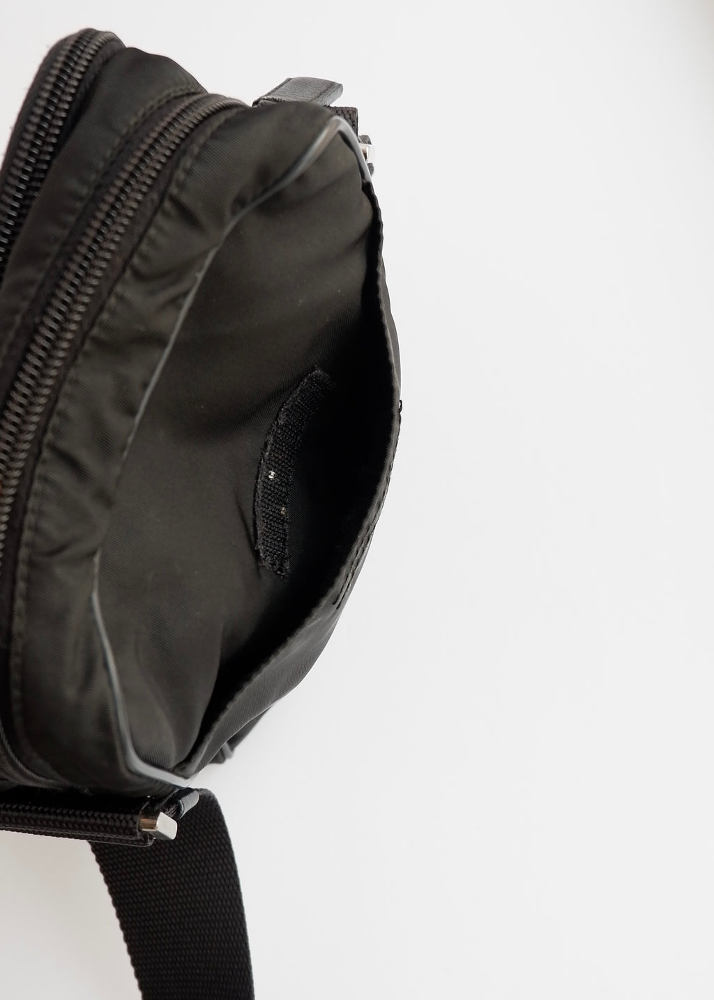 Sac bandoulière Prada en nylon noir authentique d'occasion