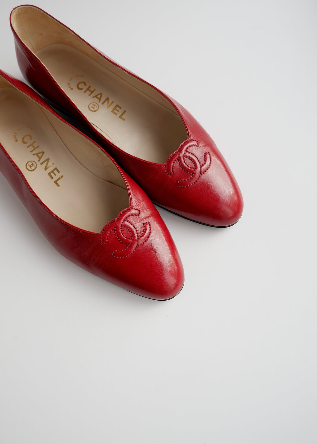 Authentiques ballerines vintage Chanel en cuir rouge avec logo CC – 36